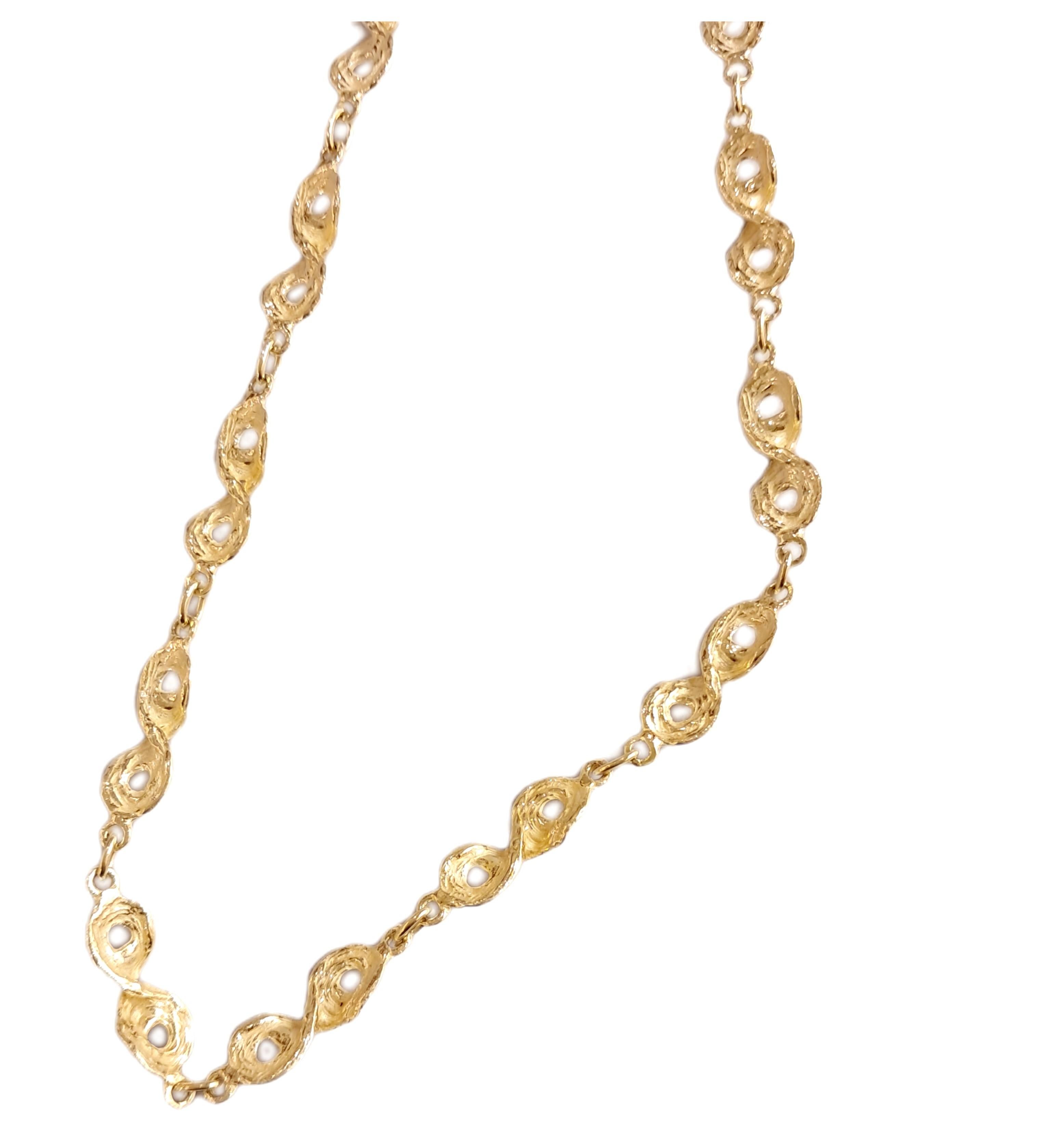 Una catena da indossare o da sola per impreziosire il tuo look o per poterla indossare con il tuo ciondolo preferito. Hand Made in fusione a cera persa

La fusione a cera persa, una delle tecniche più antiche per la creazione di gioielli, è alla