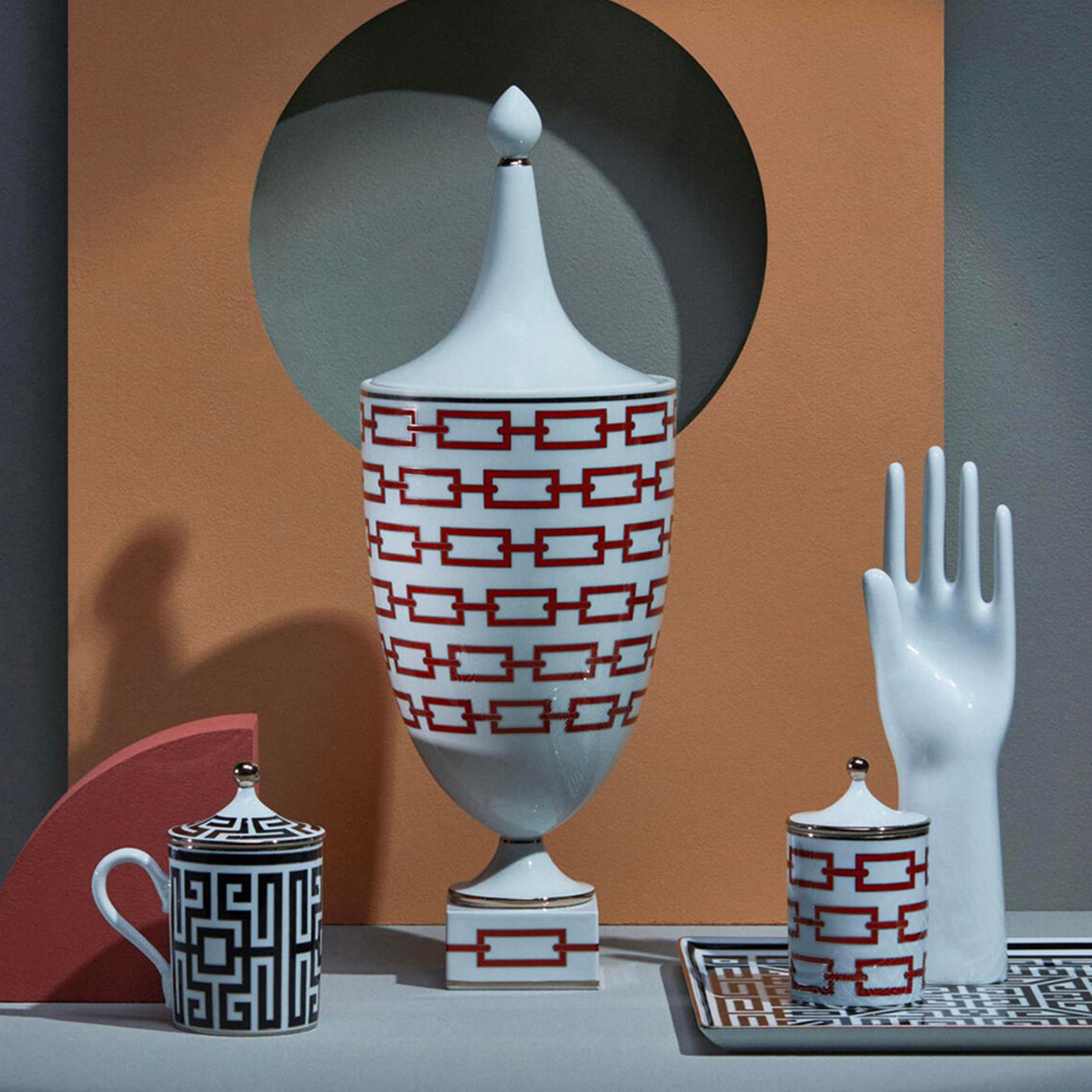 Questo superbo oggetto d'arredamento è una splendida candela (cc 300), il cui contenitore e coperchio sono realizzati in porcellana con una decorazione che fa parte della collezione Catene. Il leggendario artista Gio Ponti disegnò questo splendido