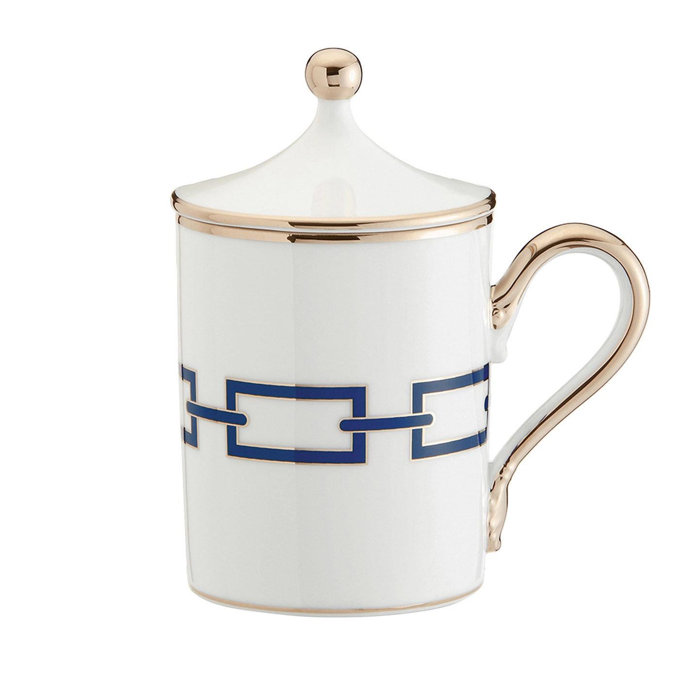 Esta taza con tapa (cc 400) es una forma elegante de enriquecer un ritual cotidiano con un encanto exquisito y un diseño único. Parte de la Colección Catene, diseñada en 1926 por el icónico diseñador Gio Ponti, esta magnífica taza está fabricada en