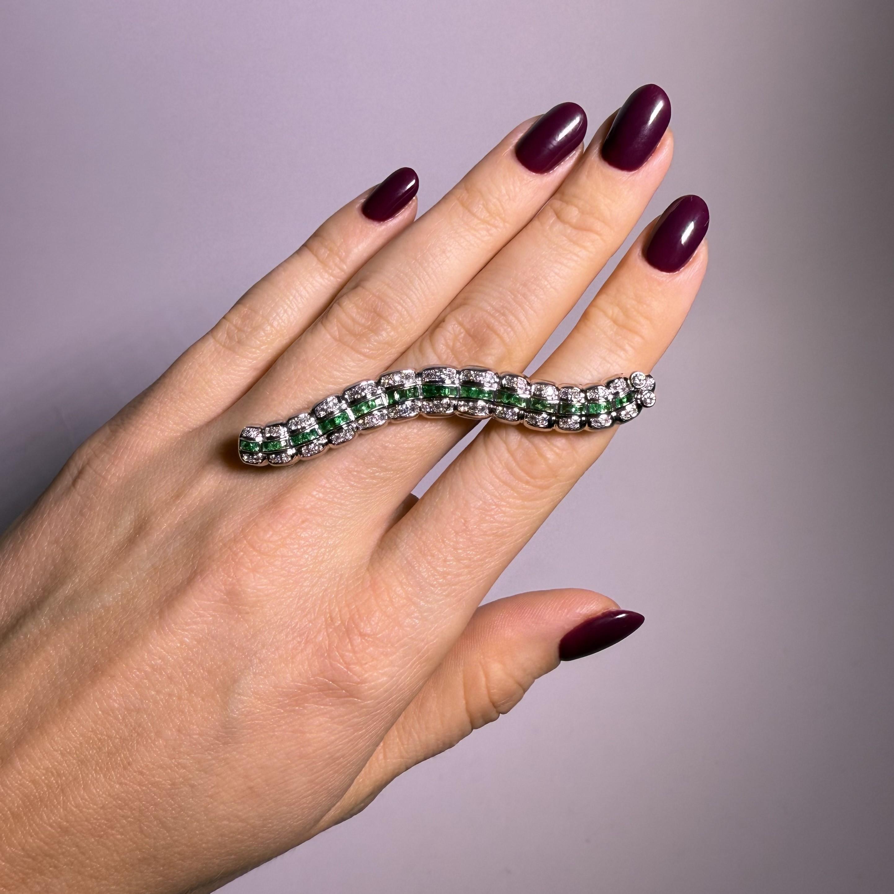 Caterpillar Brooch with Emerald & Diamonds in 18 Karat White Gold In Good Condition For Sale In Lucerne, CH
