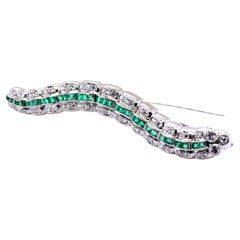 Broche câble avec émeraudes et diamants en or blanc 18 carats