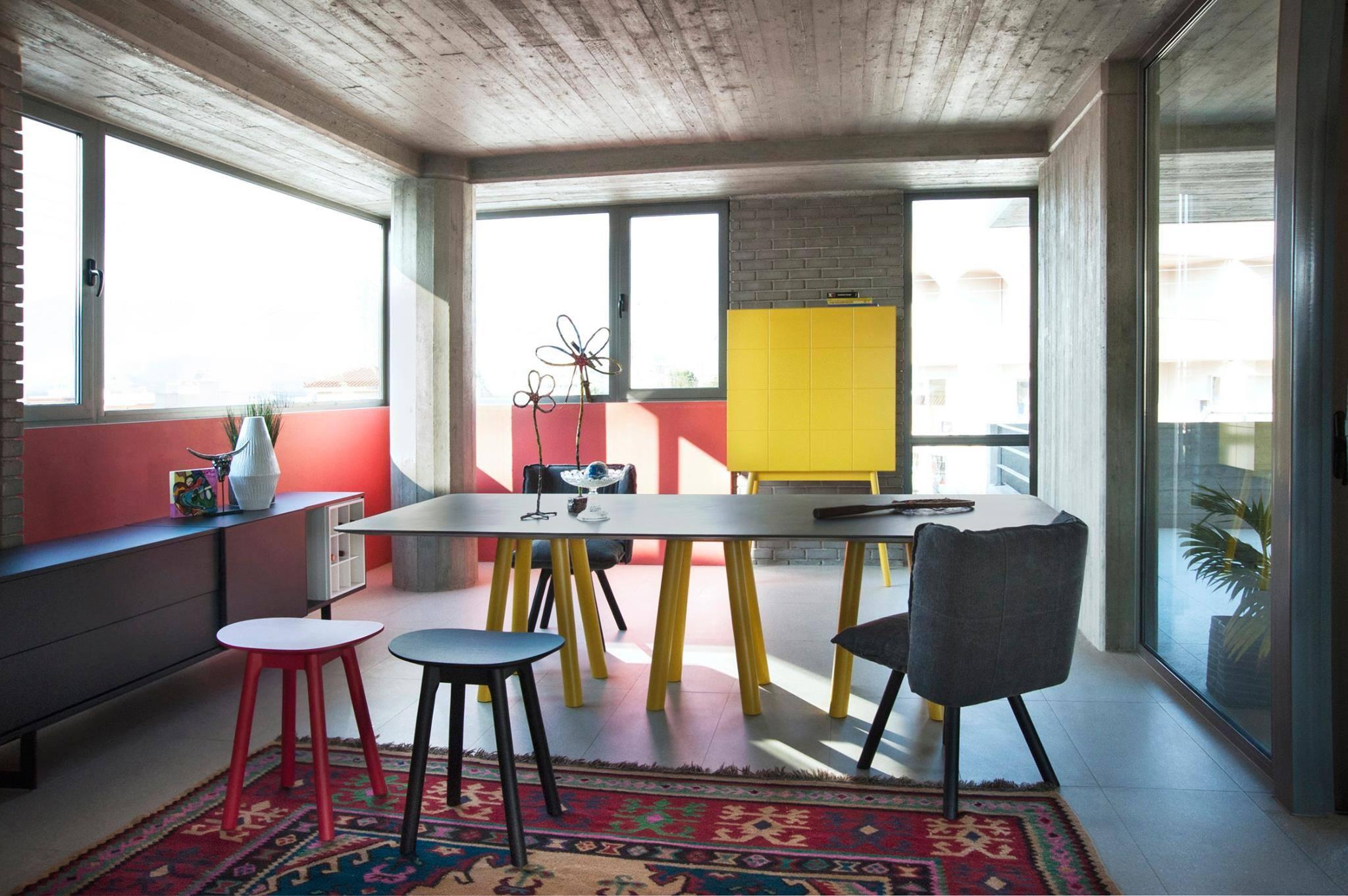 Table de salle à manger Caterpillar avec 12 pieds, en chêne massif noirci. en vente 1