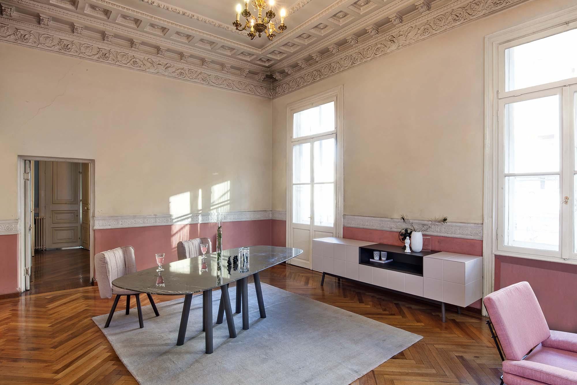 Mesa de Comedor Oruga, Mármol Blanco/Nogal Americano Moderno en venta