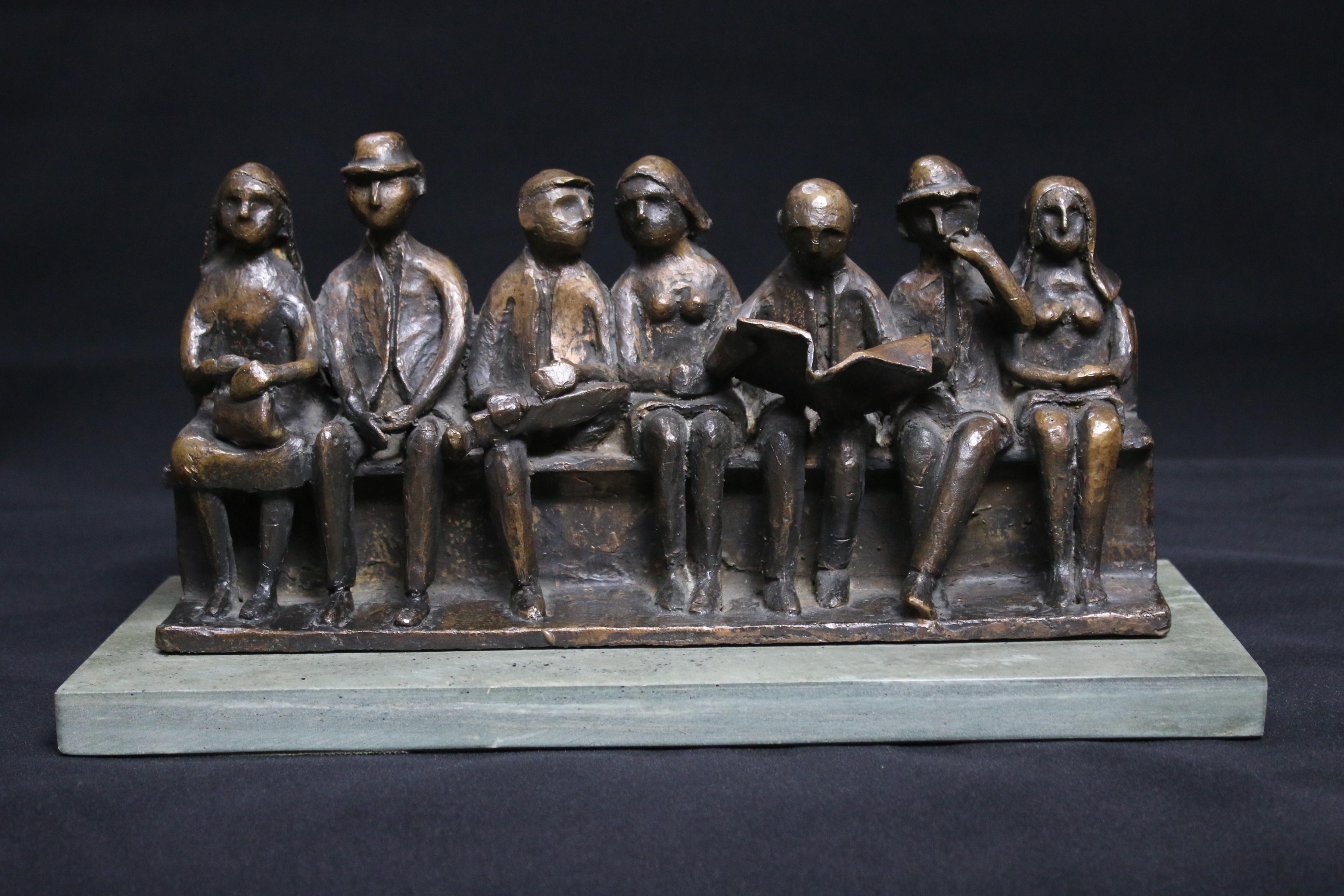 Figurative Sculpture di Catharni Stern - Nella metropolitana di Londra