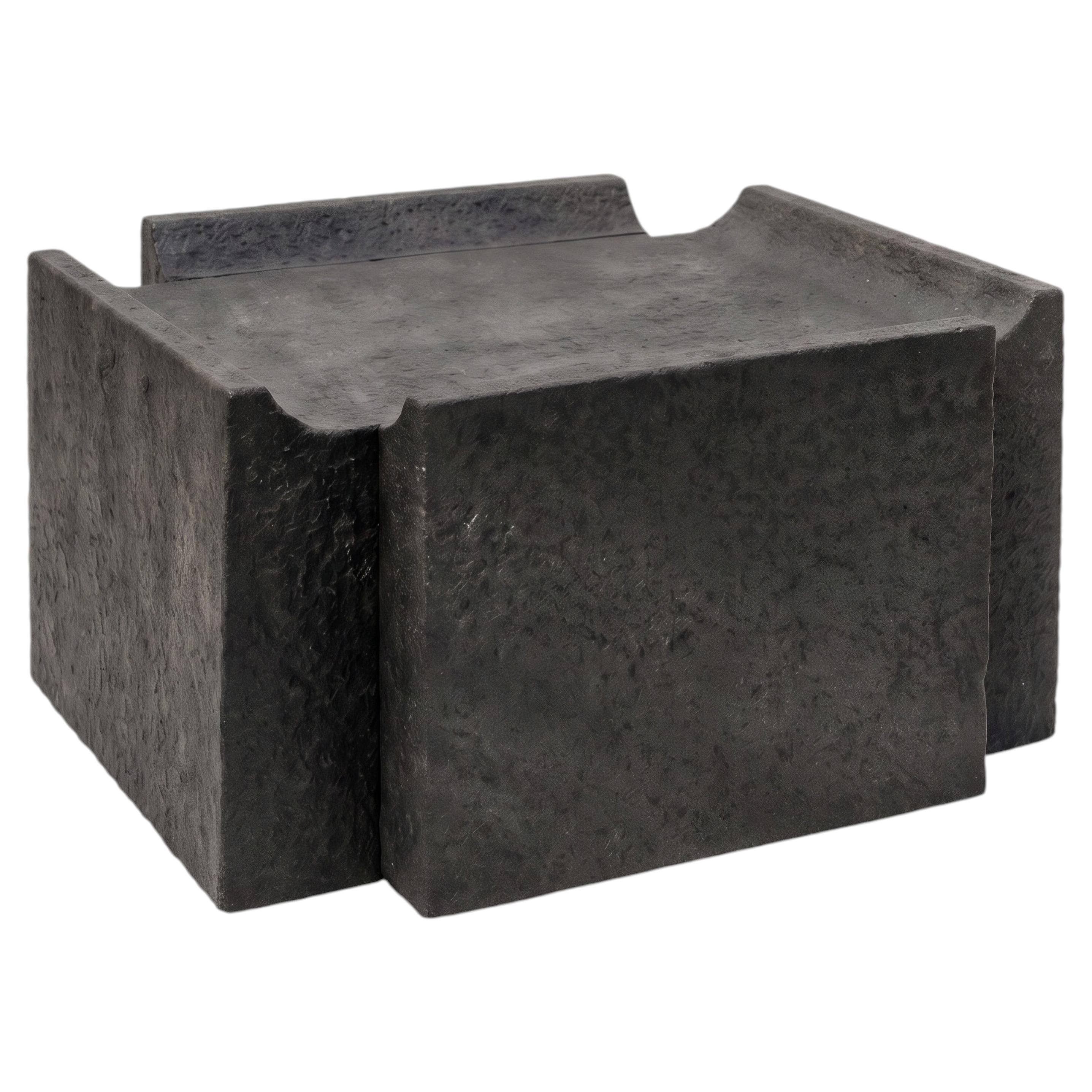 Table basse « Cathedra Ι » en pierre moulée noire par Alentes, fabriquée à la main en Grèce