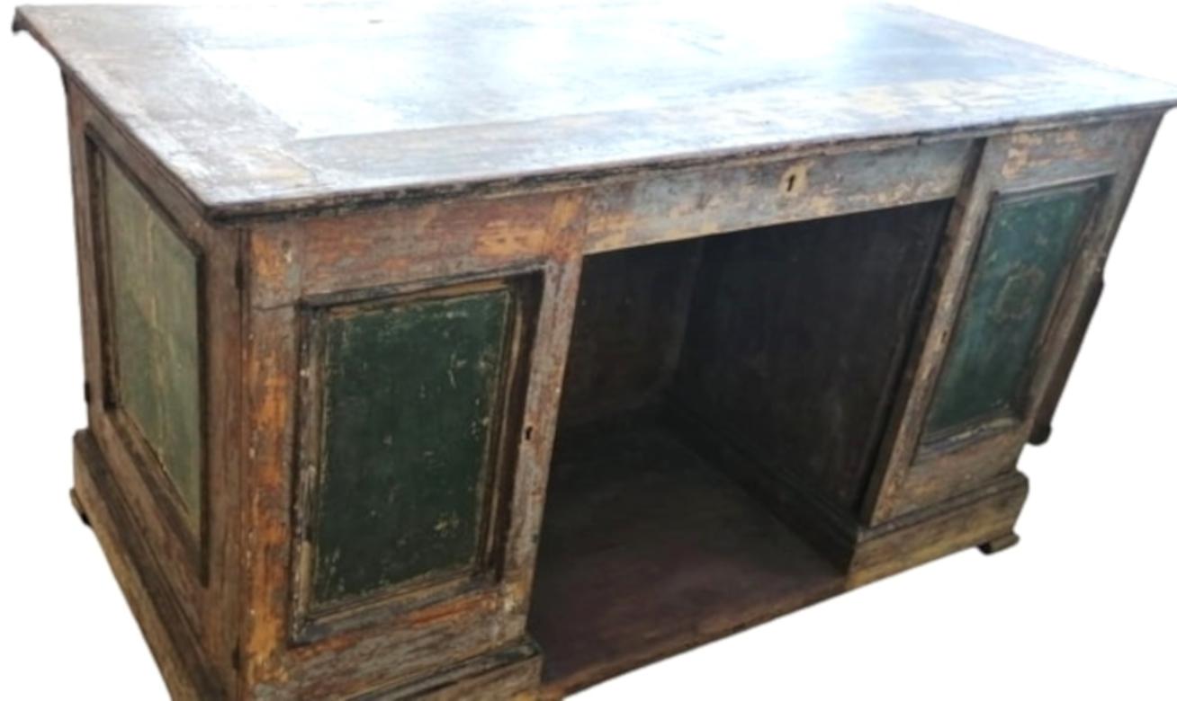 Scrivania a cattedra originale laccata, di rara bellezza.

Periodo: metà del 1700 
Originario della regione Marche

Ha due ante nella parte anteriore, come se fosse una credenza.
Misure: cm 152x79; H. cm 82

Codice. privato 43.
