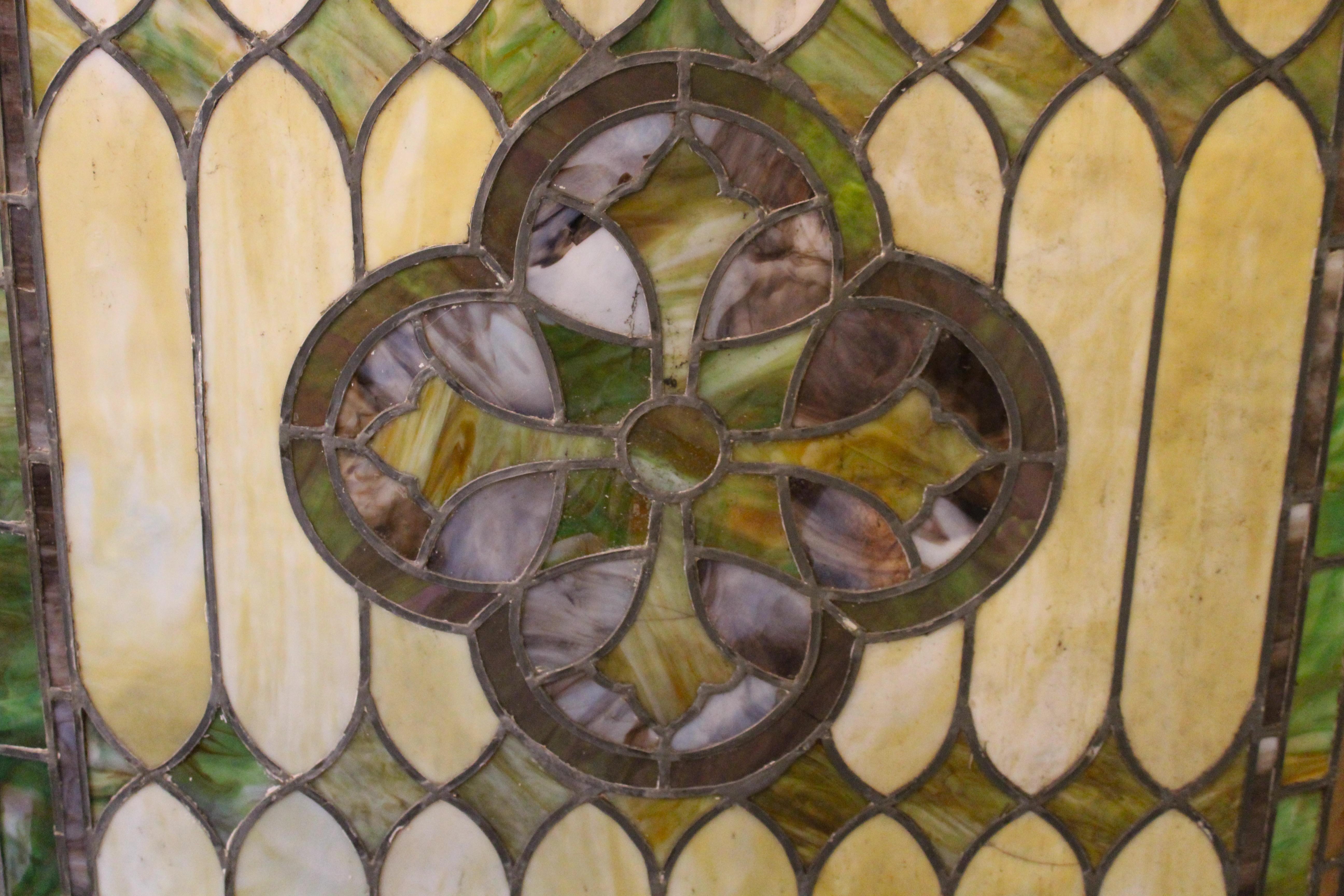 20ième siècle Vitrine architecturale de cathédrale 45