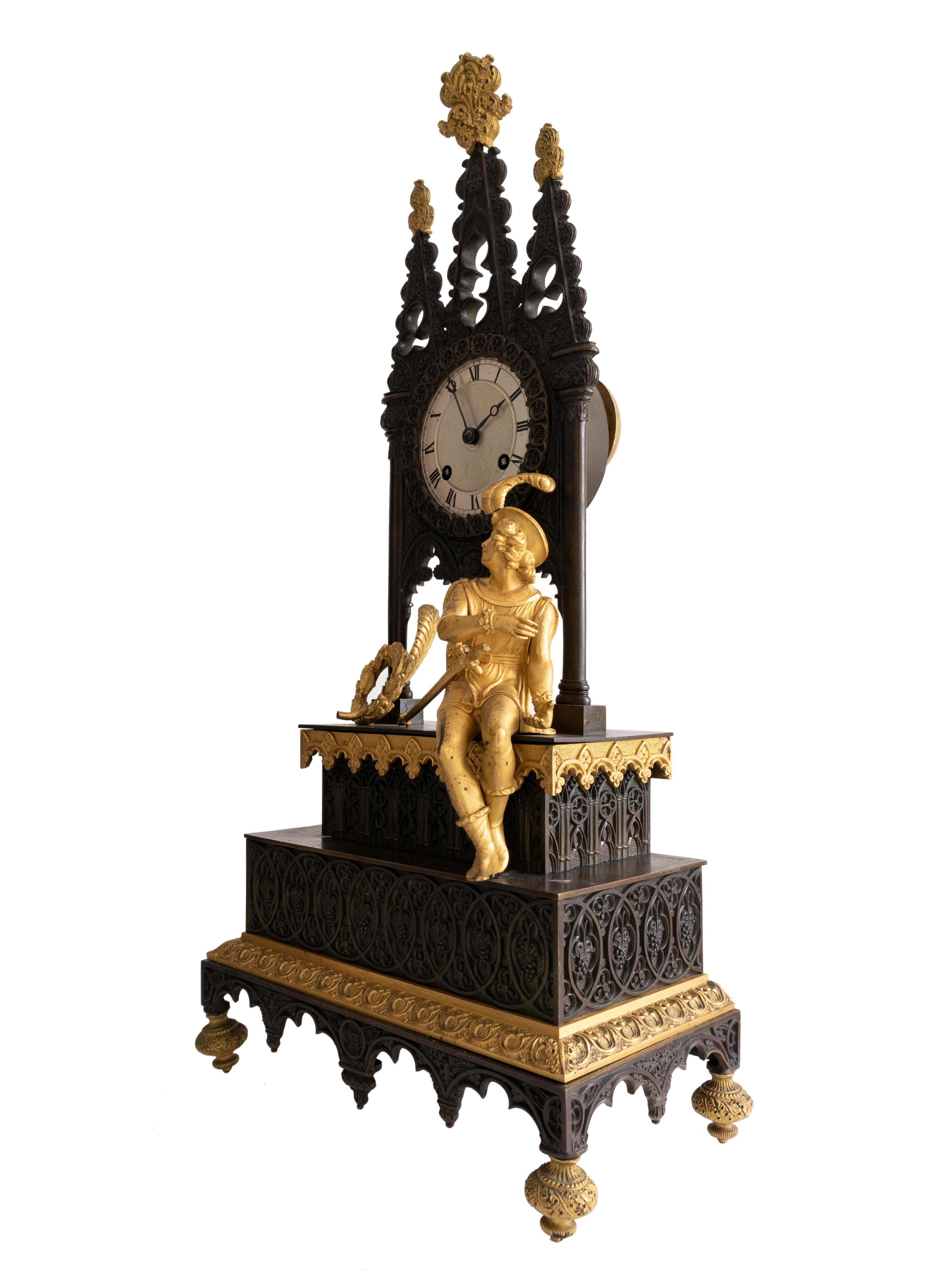 Eine Pendeluhr aus Bronze im Stil des Biedermeier mit schwarzer Patina und vergoldetem Messing, verziert mit gotischen Bögen und einem Harfenspieler.
Es handelt sich um eine vollständig skulptierte, stark vergoldete Bronze mit weißem