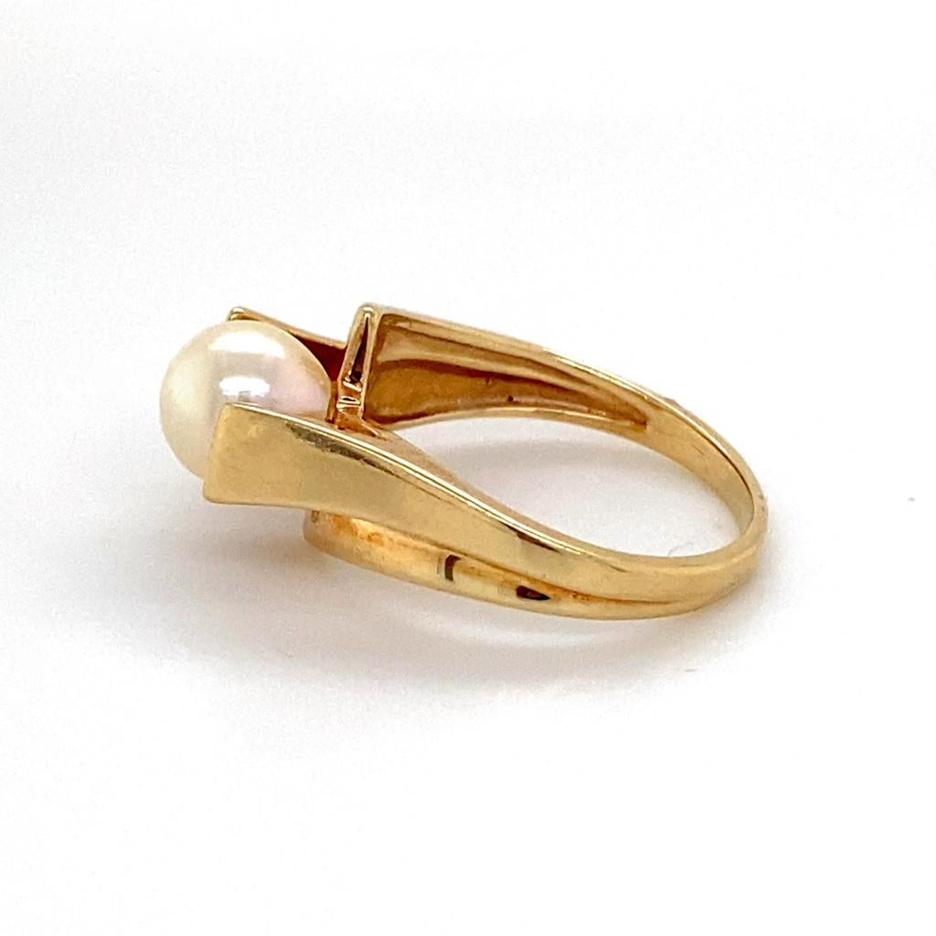 Cathedral Pearl Bypass Solitaire Ring, 10K Yellow Gold, Vintage Ring Circa 1960 In Excellent Condition In Austin, TX