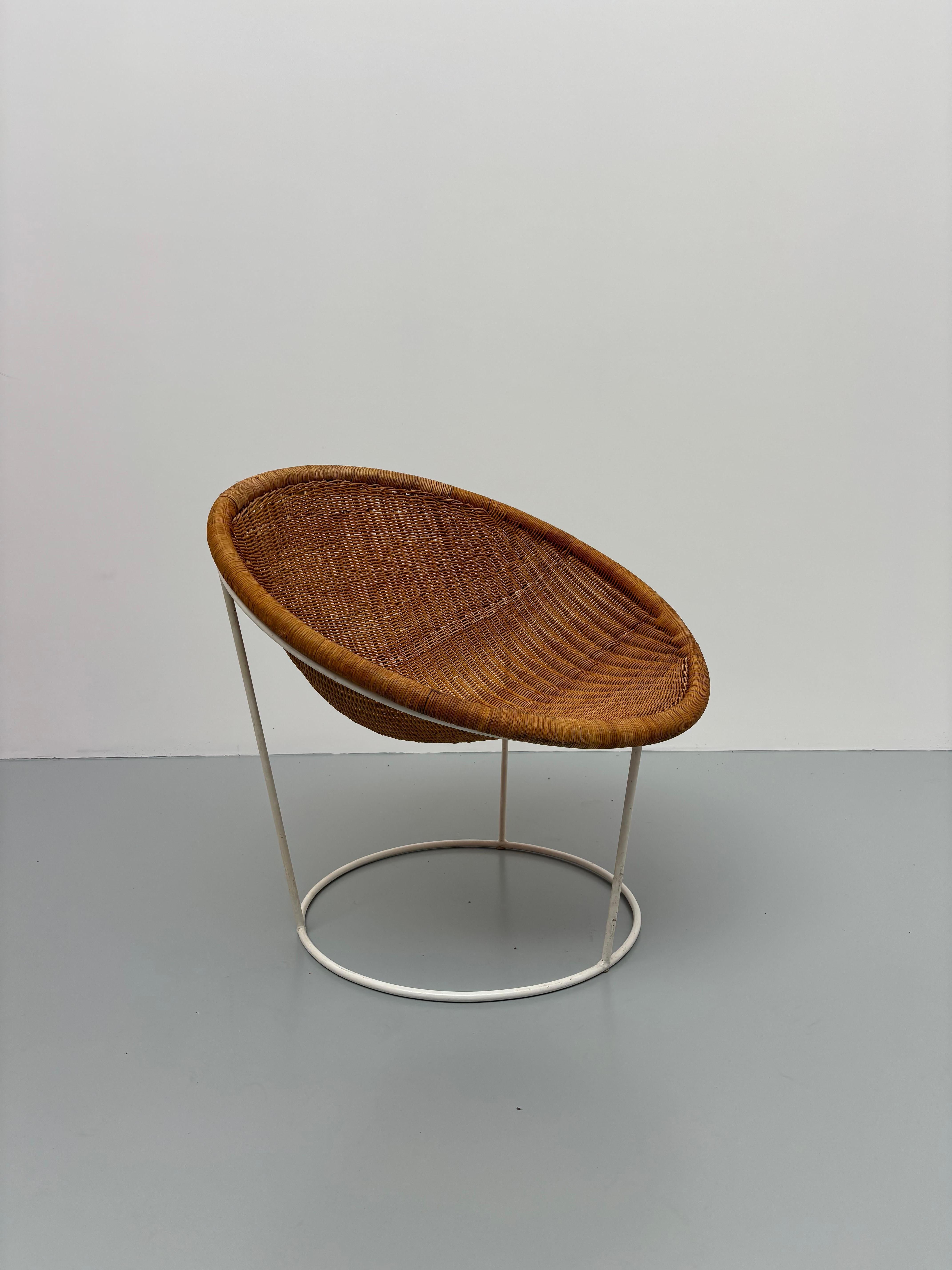 Rare fauteuil de Joseph André Motte piétement laqué blanc d'origine dit Catherine pour les éditions Rougier en 1952. 