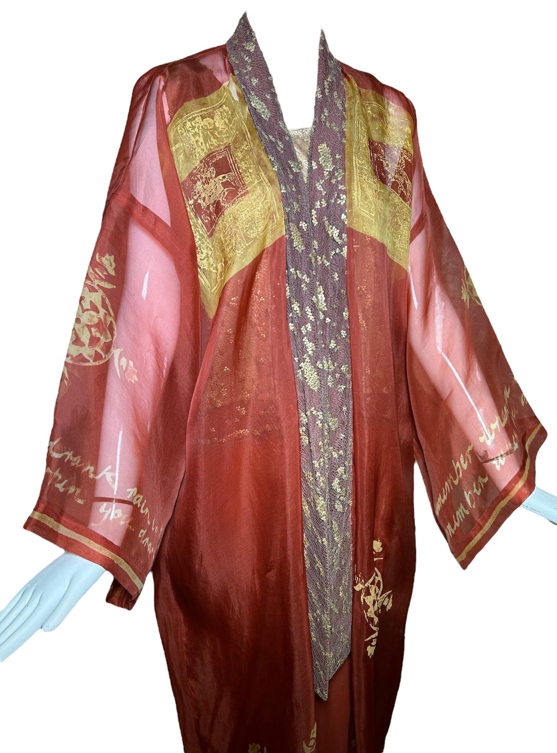 Unglaubliches 3-teiliges Bohème-Set von Catherine Bacon, einer Künstlerin für tragbare Kleidung aus der Bay Area. Dieses Ensemble besteht komplett aus Seide, von Rohseide bis Chiffon. Mit einem schräg geschnittenen Maxirock, einem ärmellosen