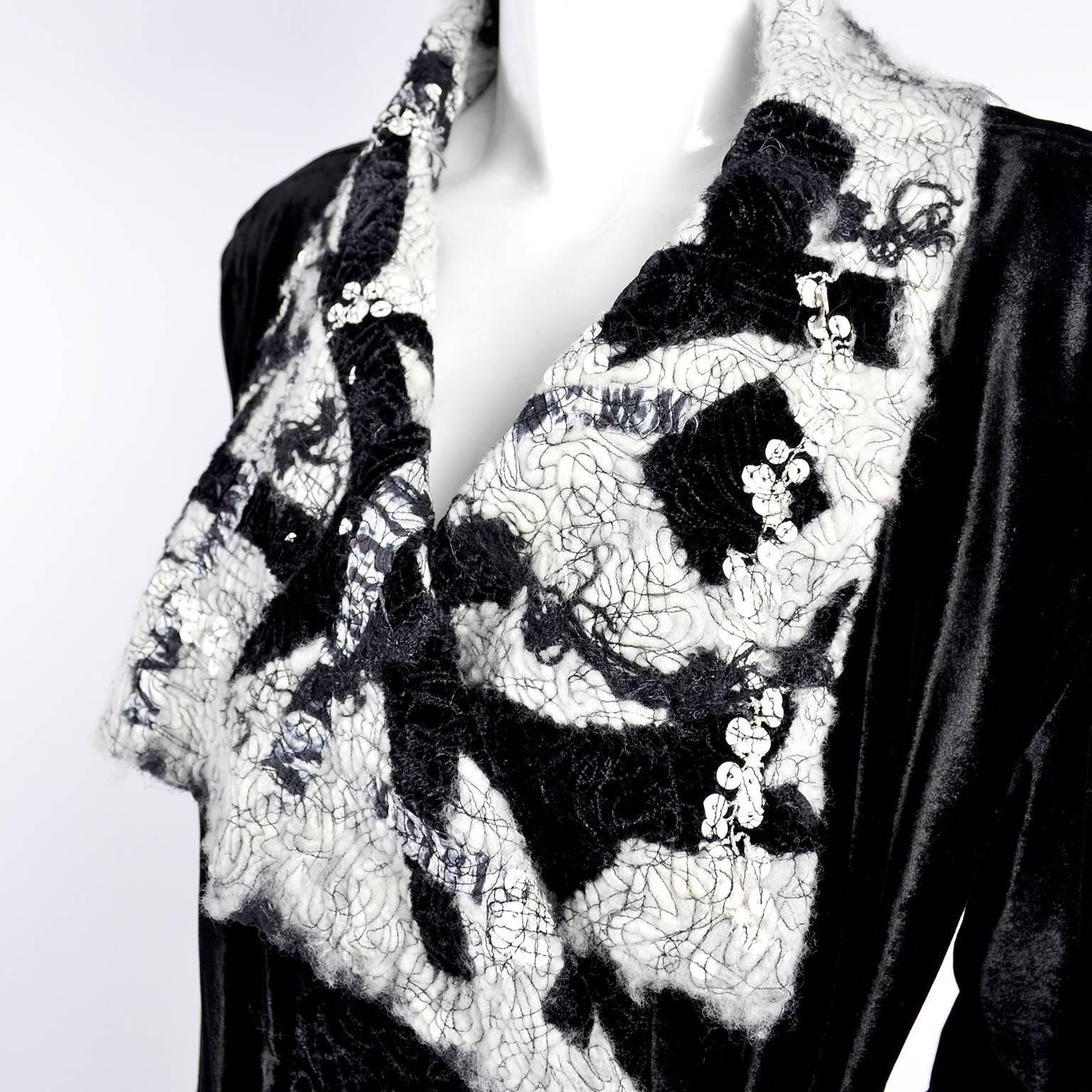Il s'agit d'un rare manteau de soirée vintage Catherine Bacon du début des années 1990 en velours noir avec de belles surpiqûres contrastantes en mohair/laine blanche et noire au col et aux poignets qui sont décorés de paillettes.  Le manteau se