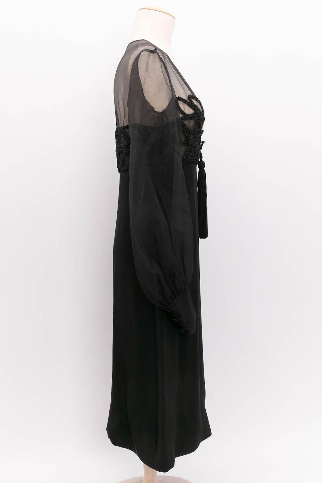 CATHERINE BEYDORNN- Dress in silk crepe, chiffon and passementerie. No composition or size tag, it fits a size 40FR.

Condition:
Very good condition

Measurements:
Shoulders: 39 cm (15.35