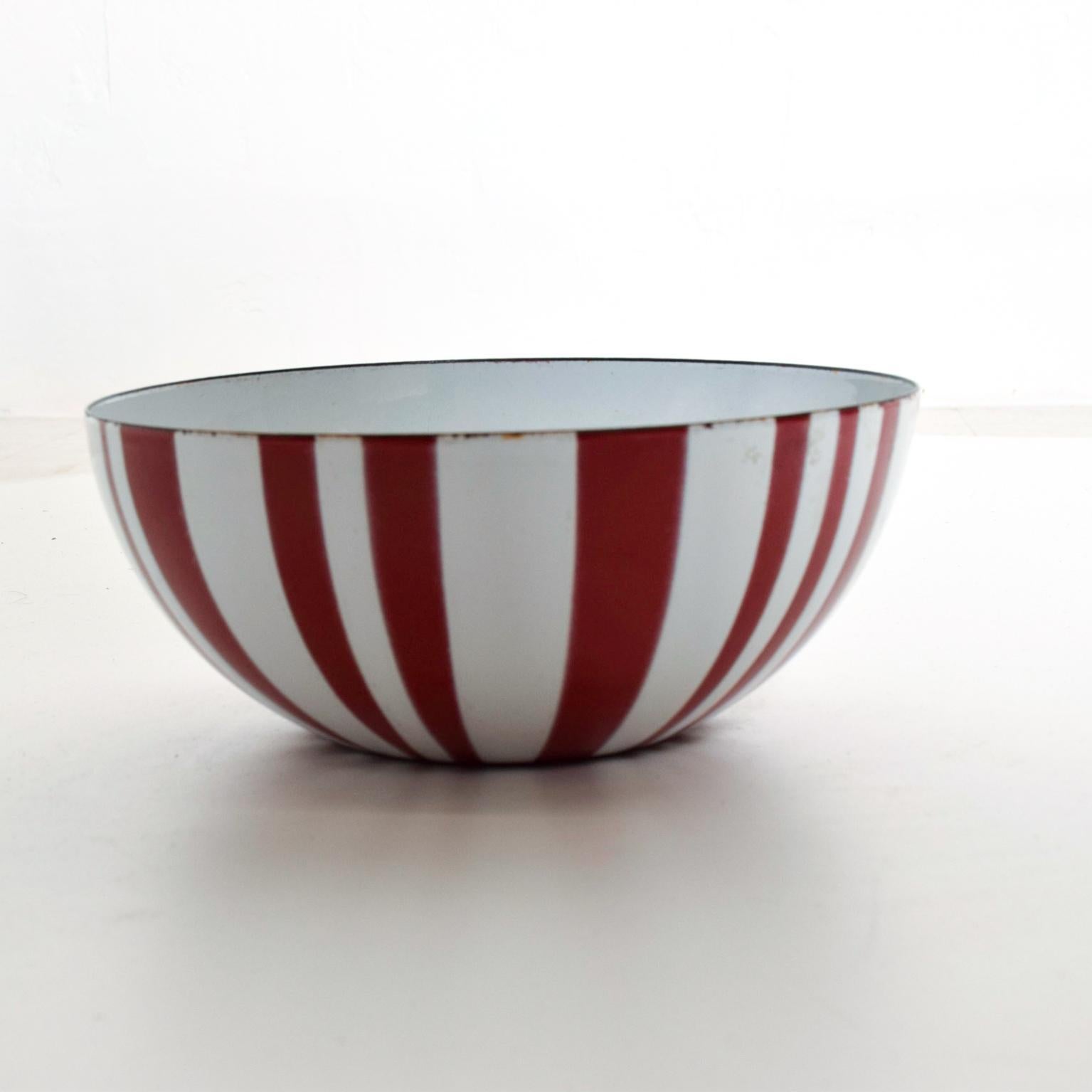 We are pleased to offer for your consideration, a vintage Catherine Holmes salad bowl with red stripes. Dimensions: 8