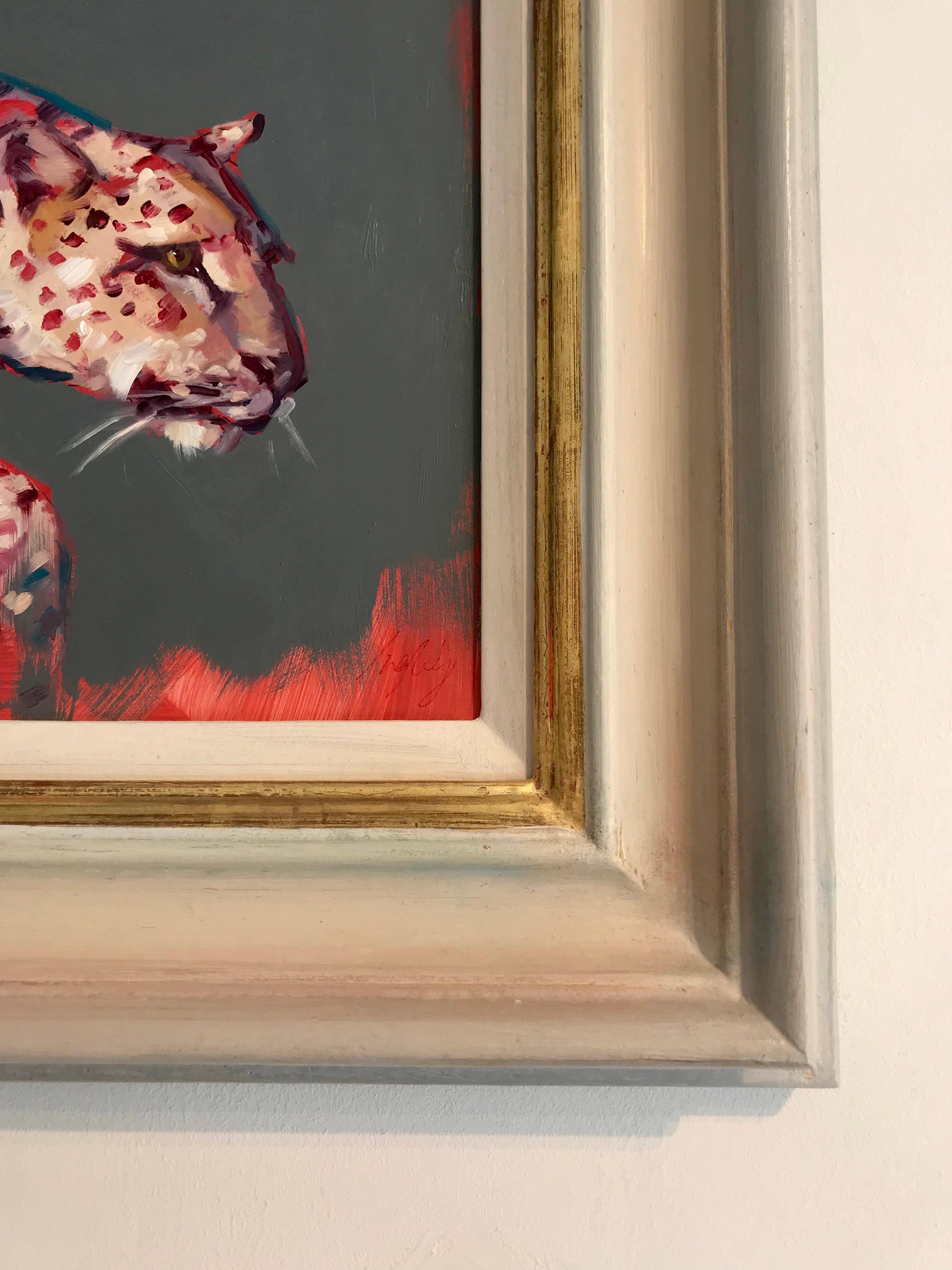 Cette peinture à l'huile originale de Catherine Ingleby dépeint avec amour la beauté d'un guépard en mouvement. L'artiste associe un réalisme attentif à la forme de l'animal sauvage, joliment imprégné de tons roses et rouges qui expriment ses