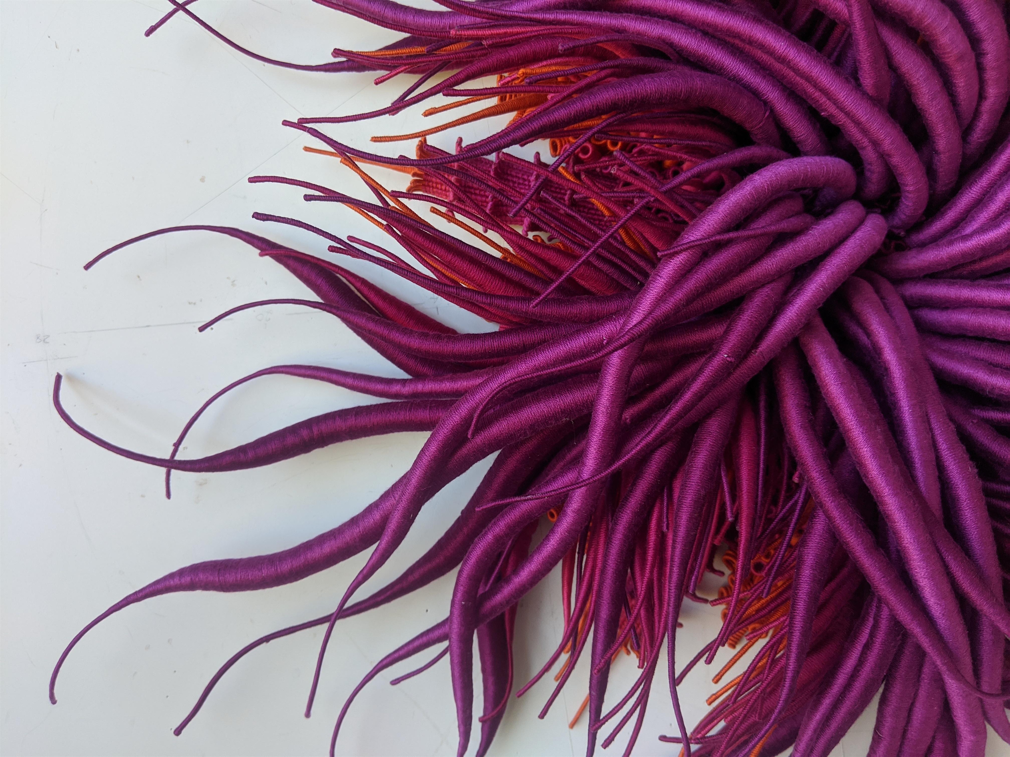 Sculpture en fibre rouge et violette teintée à la main, Spécimen 19, encadrée d'inspiration nature en vente 2