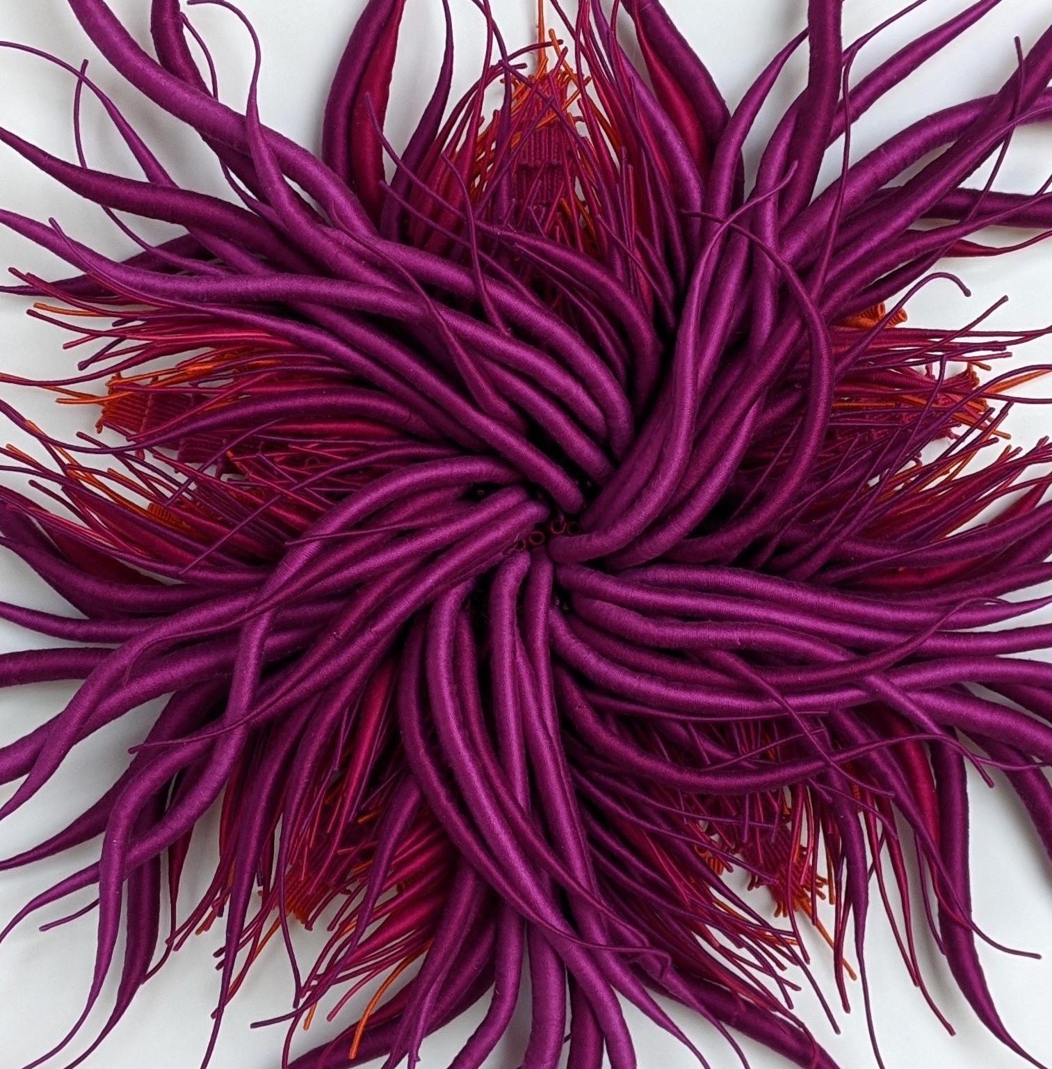 Sculpture en fibre rouge et violette teintée à la main, Spécimen 19, encadrée d'inspiration nature en vente 3