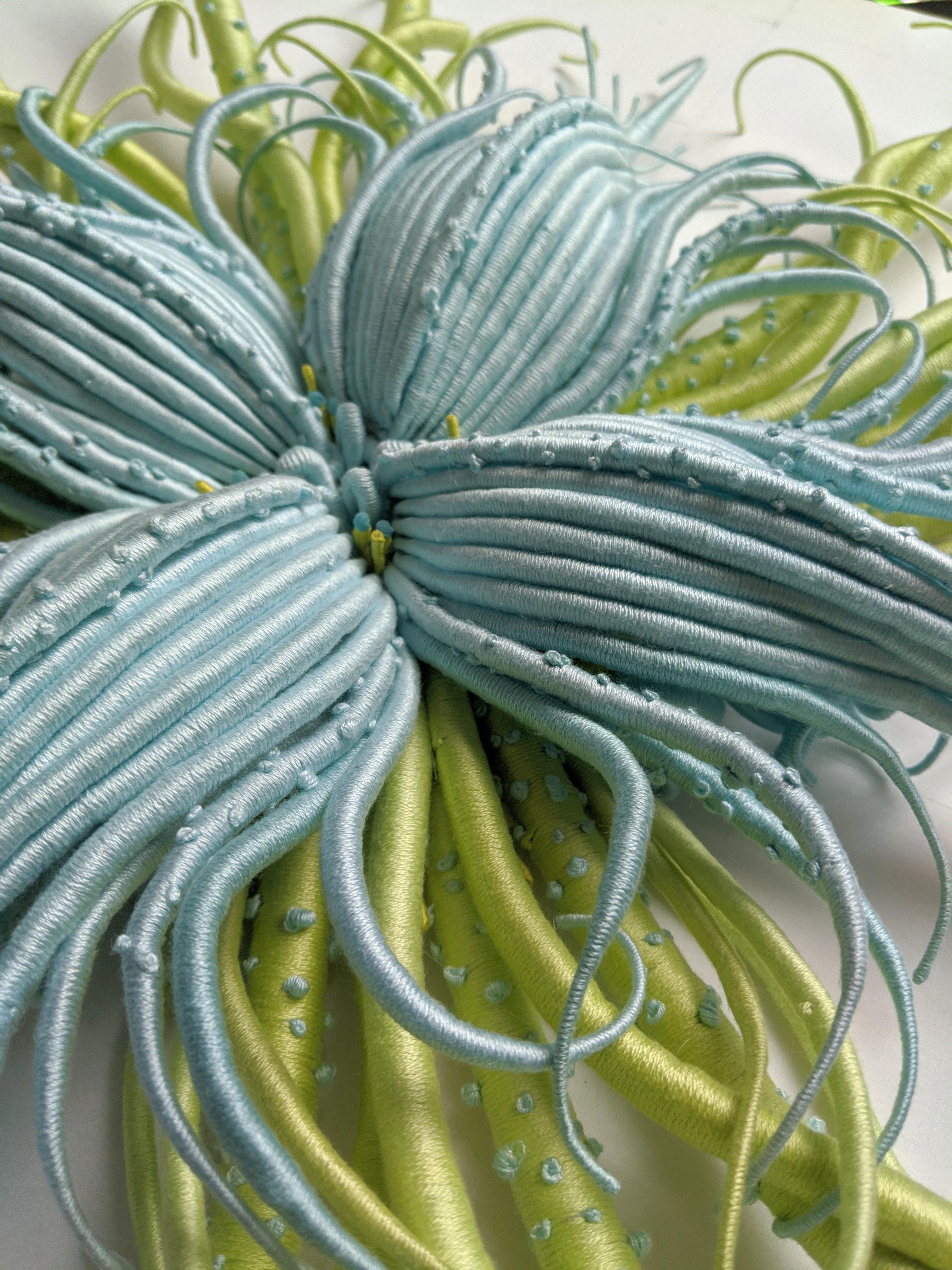 Specimen 20, gerahmte, von der Natur inspirierte blau-grüne handgefärbte Faserskulptur im Angebot 1