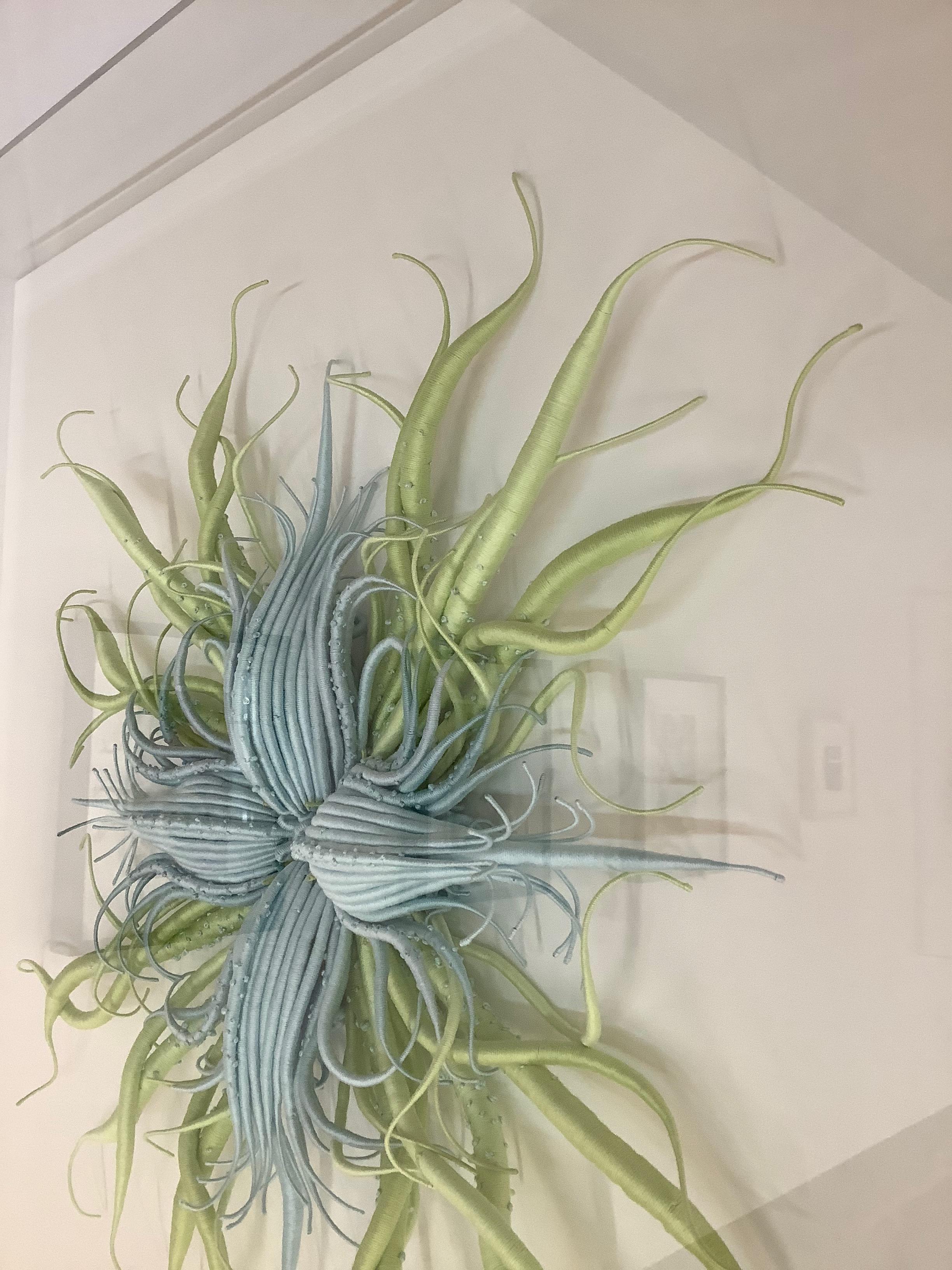Specimen 20, gerahmte, von der Natur inspirierte blau-grüne handgefärbte Faserskulptur im Angebot 1