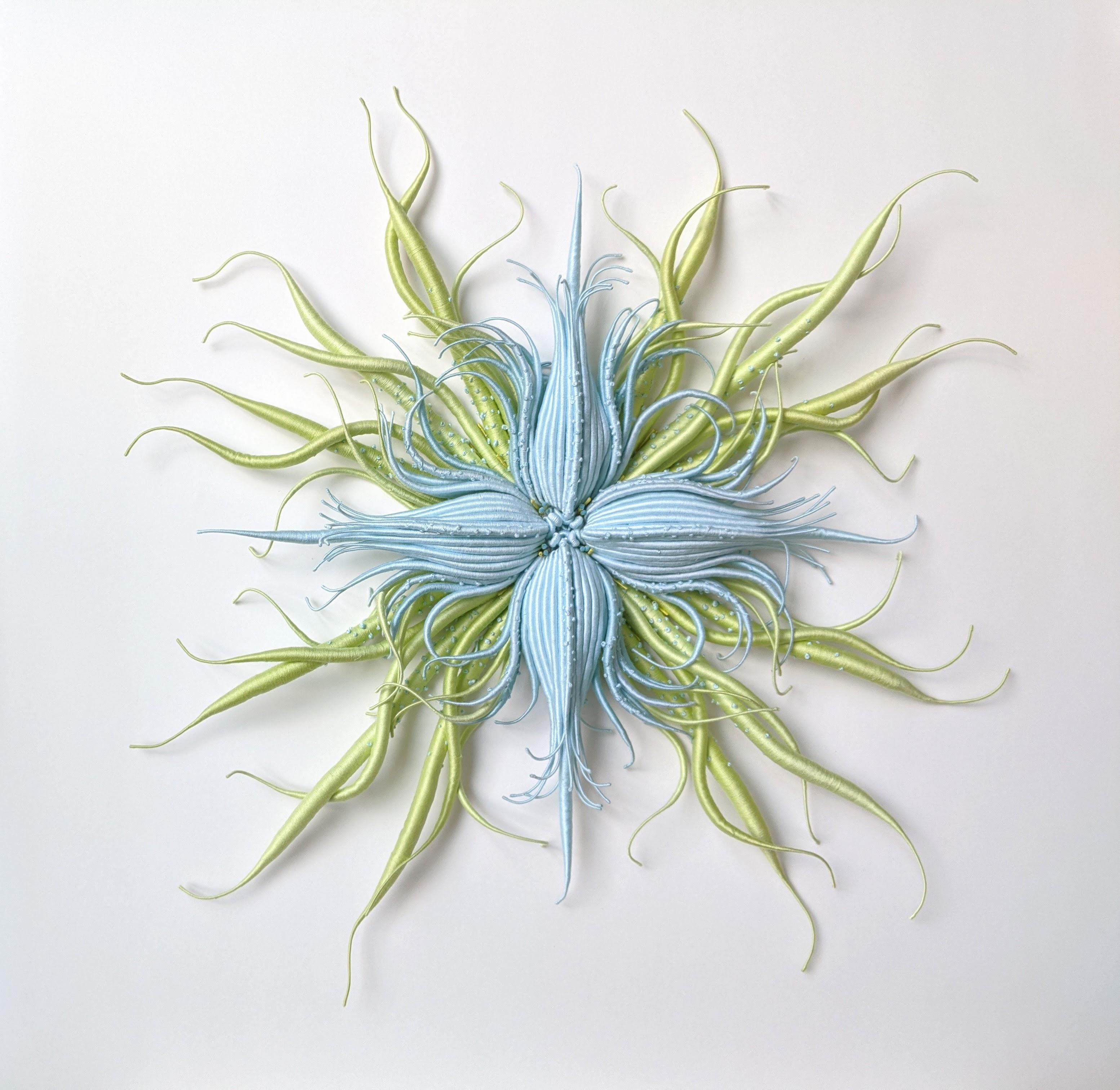 Abstract Sculpture Catherine Latson - Specimen 20, Sculpture encadrée en fibre teintée à la main bleu vert inspirée de la nature marine