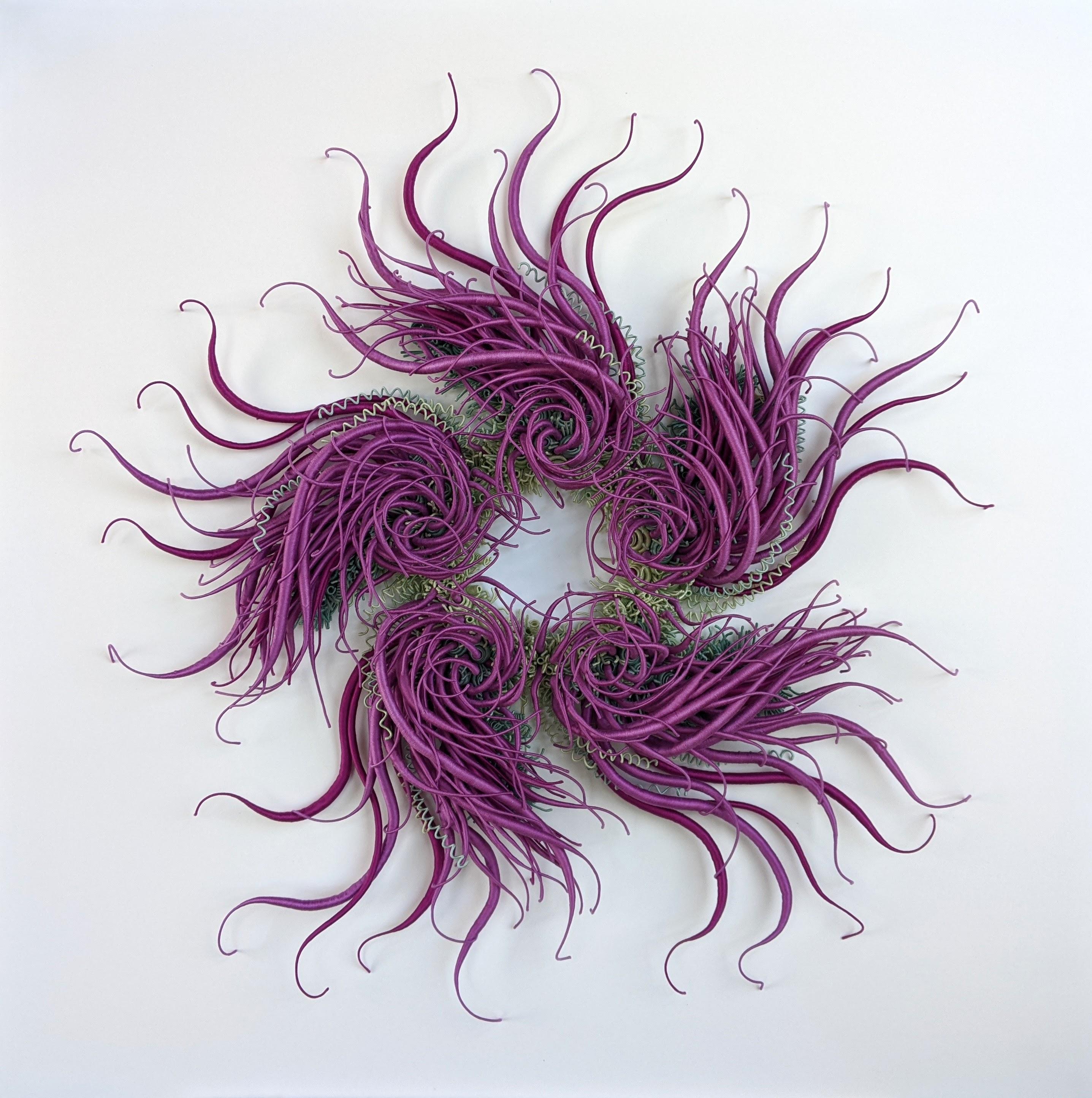 Catherine Latson Abstract Sculpture – Specimen 21, gerahmte, von der Sea Nature inspirierte, handgefärbte violett-lila Faser-Skulptur