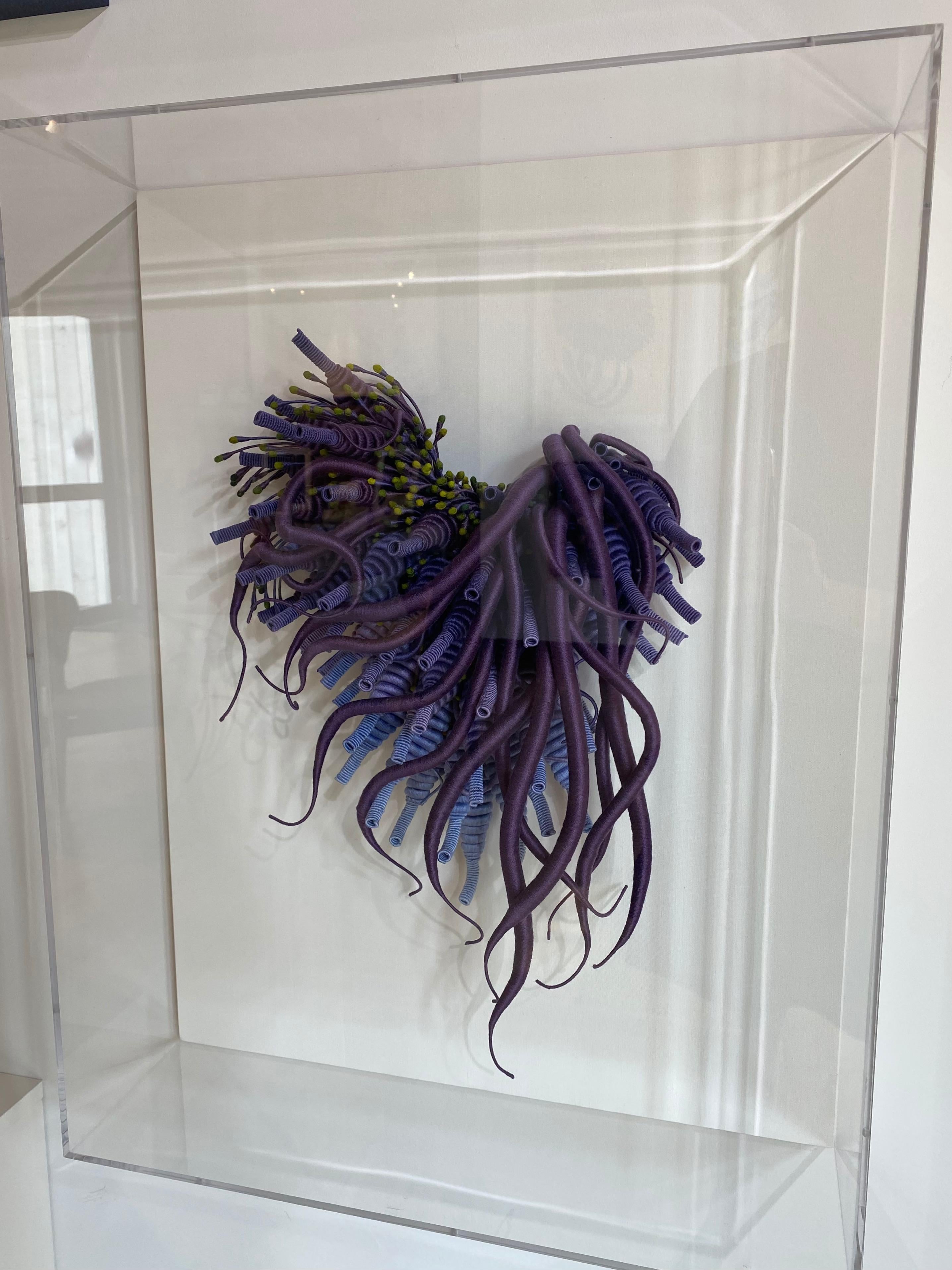 Espécimen 24 - Escultura de fibra azul púrpura teñida a mano Naturaleza marina enmarcada, 2020 en venta 3