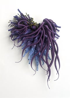 Specimen 24, scultura in fibra con cornice ispirata alla natura marina tinta a mano in viola e blu