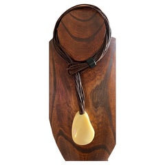 Catherine Noll, collier de cordes moderniste française en acrylique et cuir