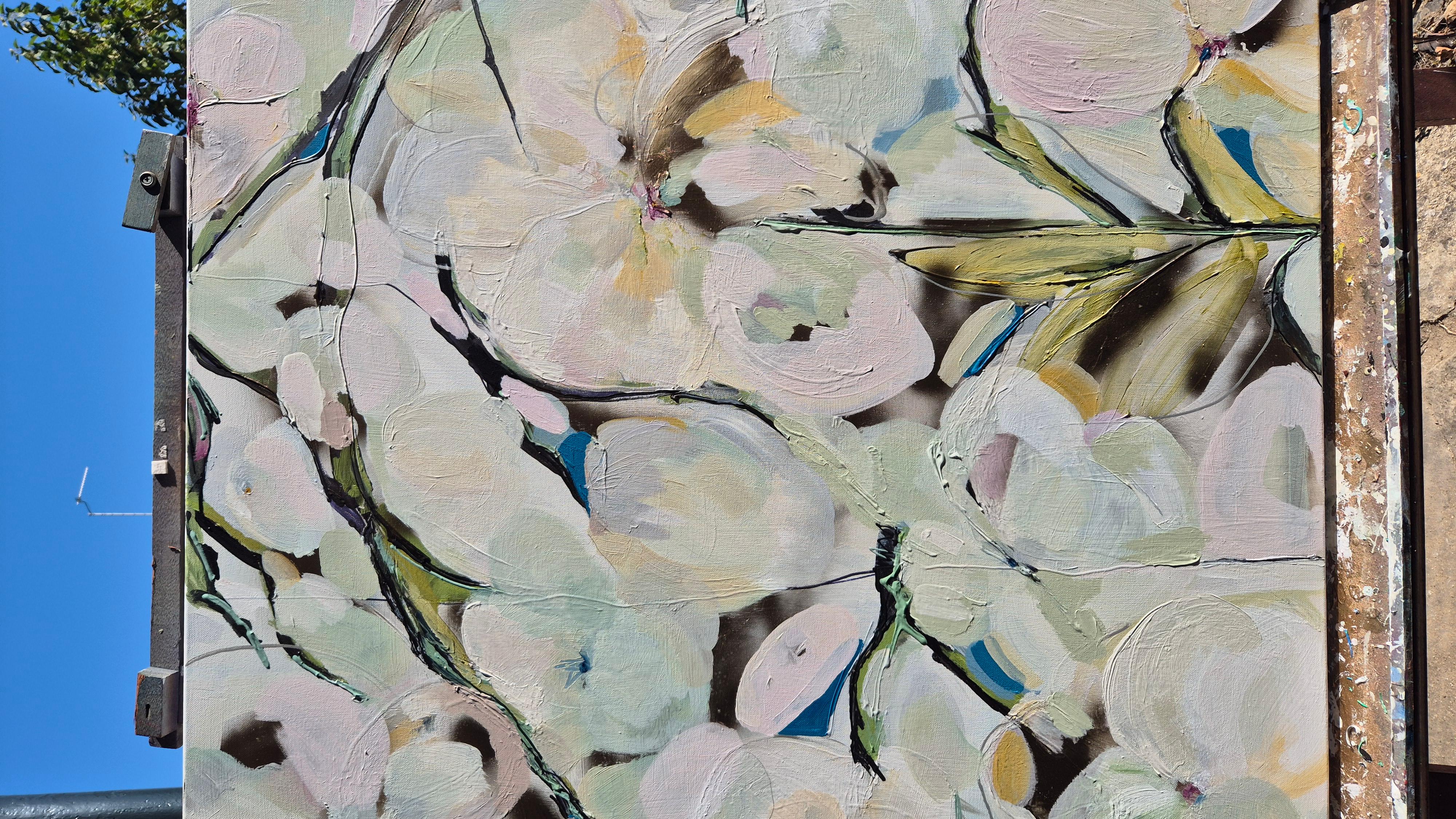 Ce tableau est le deuxième d'une nouvelle série de peintures inspirées par les fleurs autour de mon studio dans le Hampshire. Il a été créé en utilisant des couleurs élégantes de crème, de blanc, d'or, de verts et de bleus de Prusse plus clairs. Il