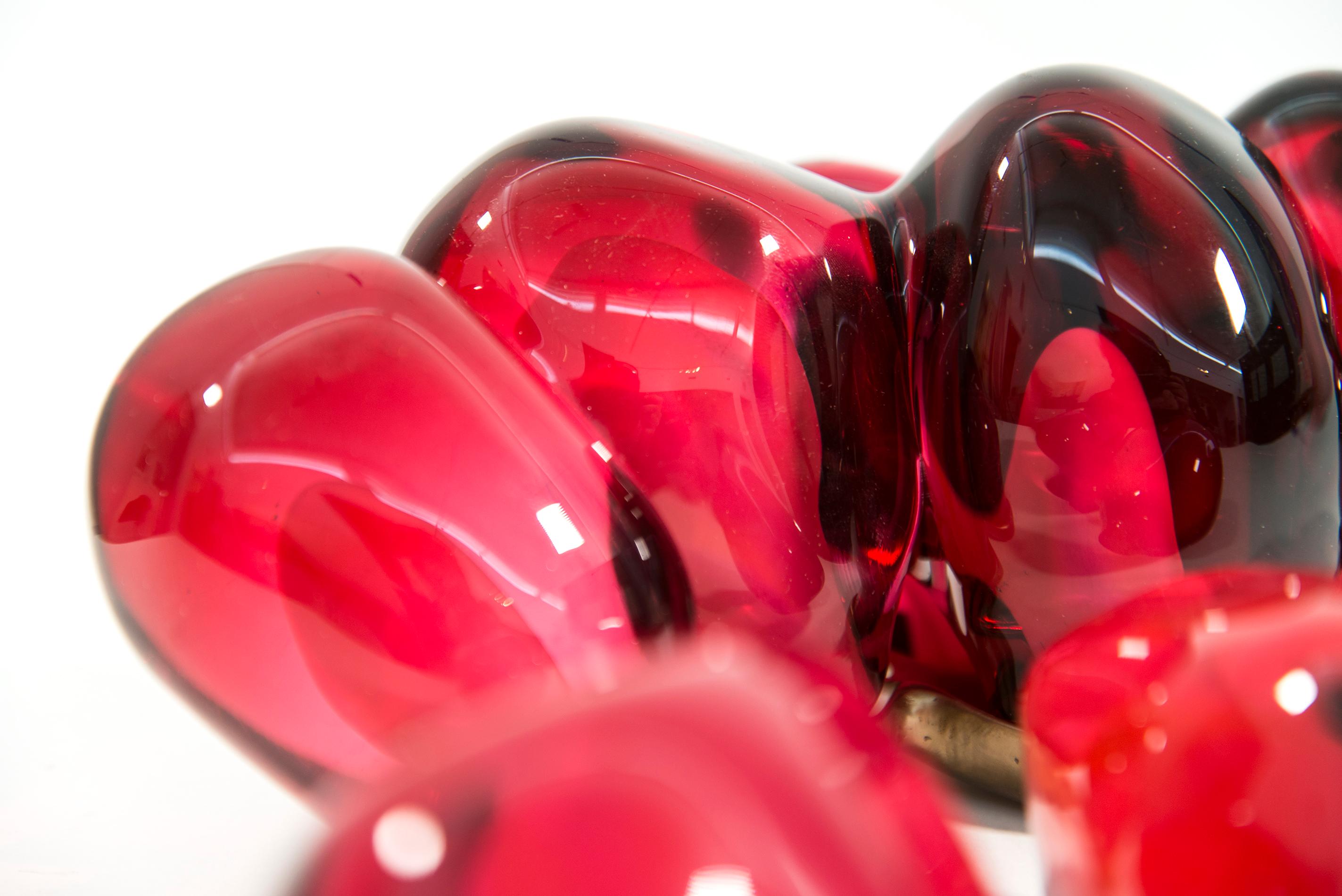Une pièce de grenade II - brillant, rouge, verre, bronze, nature morte, sculpture - Or Still-Life Sculpture par Catherine Vamvakas Lay
