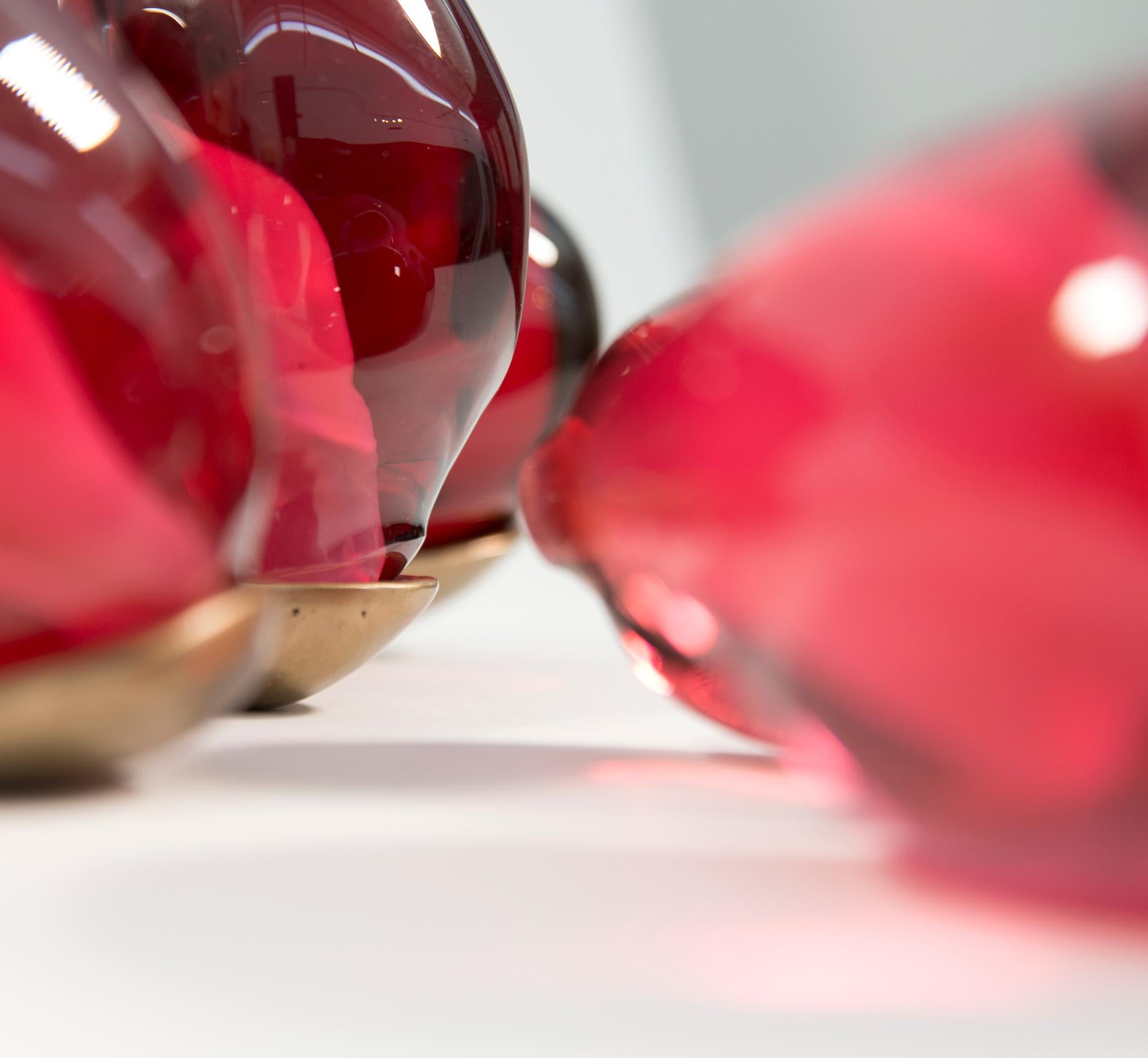 Une pièce de grenade II - brillant, rouge, verre, bronze, nature morte, sculpture en vente 1