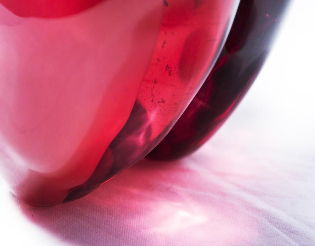 From the Earth : Emergence II - rouge, grenade, verre, sculpture de nature morte - Rouge Still-Life Sculpture par Catherine Vamvakas Lay