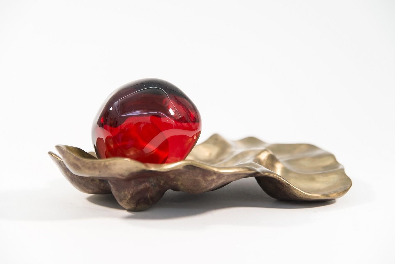 Grenade avec enveloppe - petite sculpture en verre, bronze, nature morte, rouge vif - Or Figurative Sculpture par Catherine Vamvakas Lay