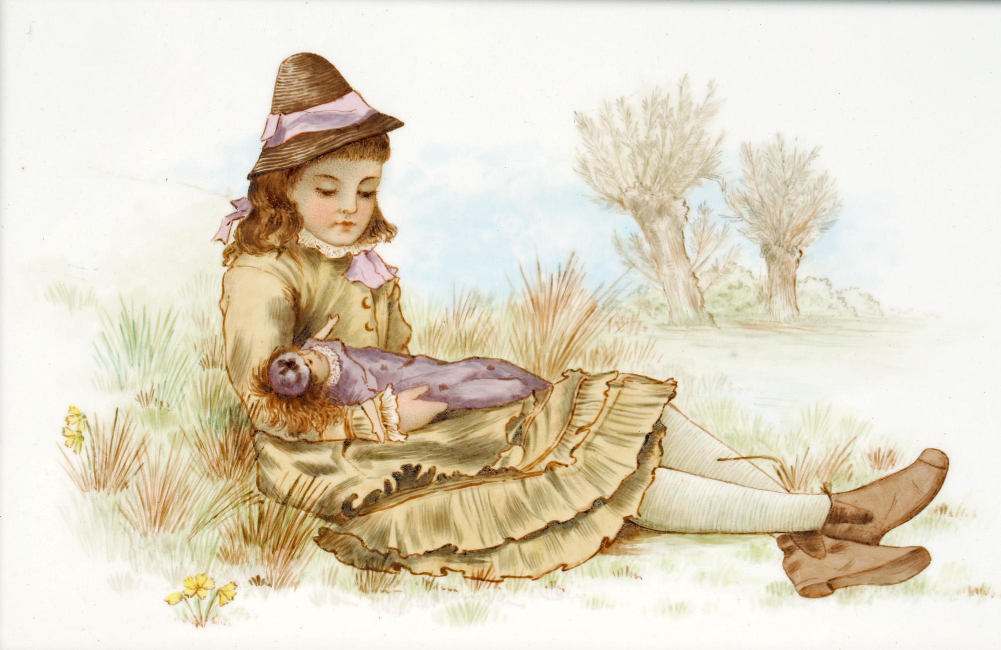 Un superbe et unique carreau de porcelaine encadré et peint à la main dans le goût esthétique représentant une jeune fille assise sur une berge herbeuse et tenant une poupée par la célèbre artiste Catherine Vargas et daté de 1877. Probablement