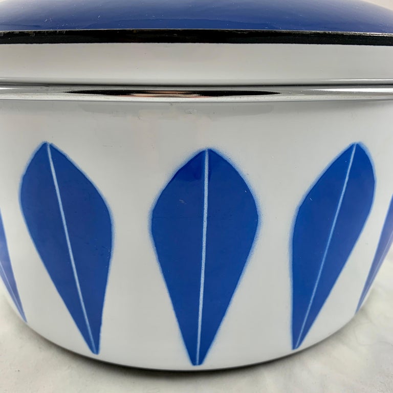 Cathrineholm Midcentury Scandinavian Modern Lotus Enamel Blue/White Dutch Oven In Good Condition For Sale In Philadelphia, PA