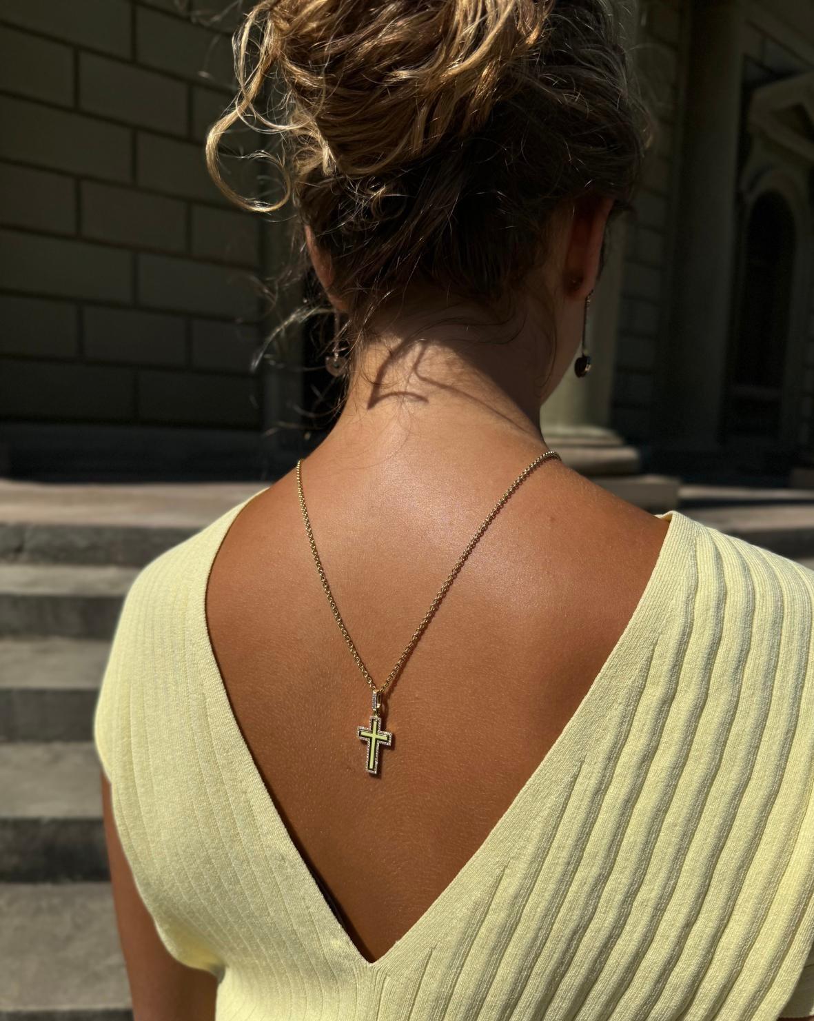 Catholic Cross Petite Harmony . Yellow gold , Anis enamel and Diamonds en Nuevo estado para la venta en Genève, CH