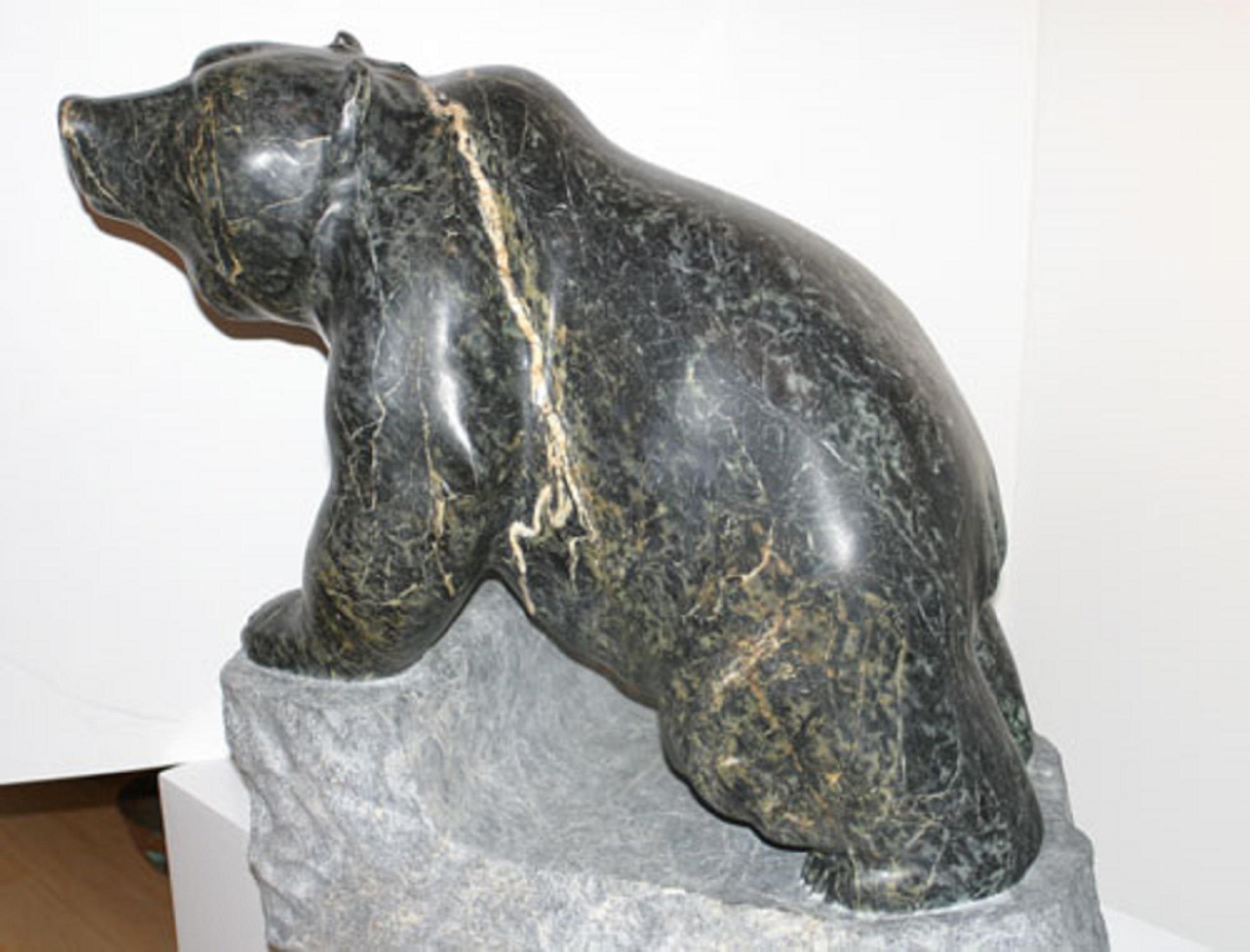 Bärenjunges Klettern – Sculpture von Cathryn Jenkins