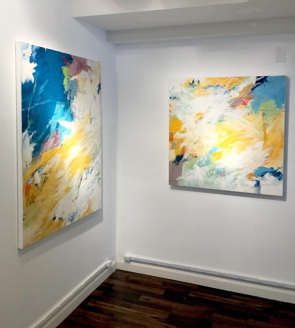 « Pools of Blue » - Abstraction gestuelle en bleu, blanc, jaune, orange et noir - Beige Abstract Painting par Cathy Bennigson