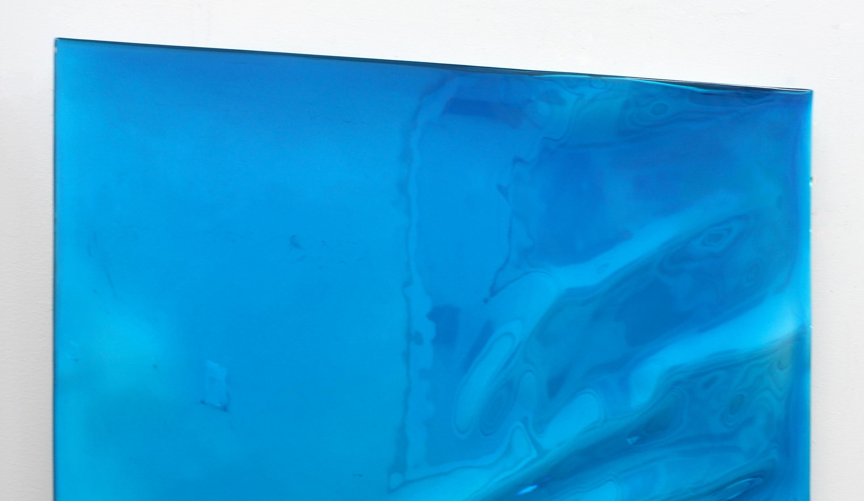 Diese wunderschöne blaue Arbeit stammt von Cathy Choi. Ihre Werke sind minimalistisch, farbenfroh und haben hochglänzende Oberflächen.
Inspiration durch die physikalischen und metaphysischen Eigenschaften des Wassers.  Die Leuchtkraft und die