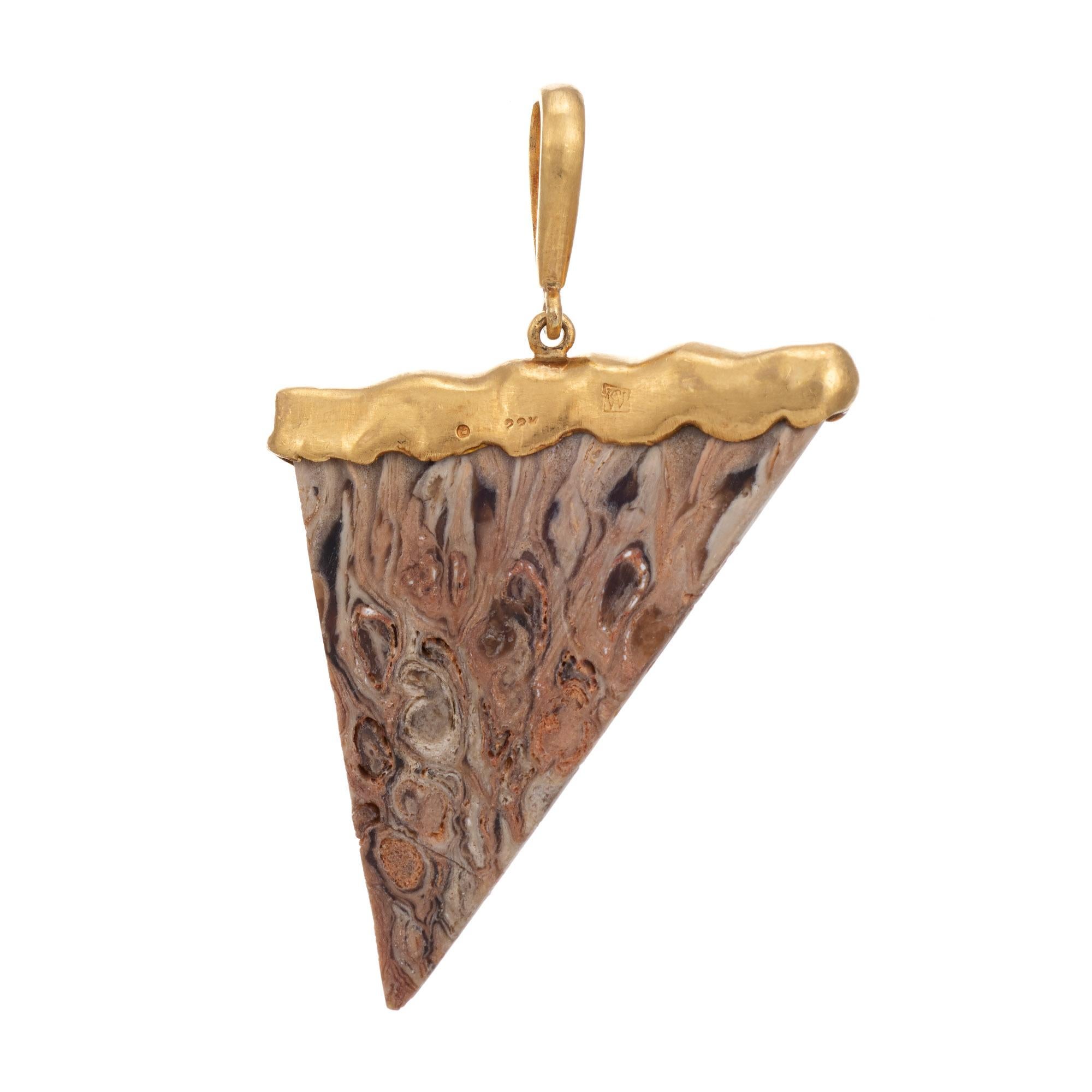 Finely detailed pre owned Cathy Waterman agate pendant crafted in 22k yellow gold. 

Agate measures 25mm (in very good condition and free of cracks or chips). 

The beautiful pendant is set with agate in a 22k yellow gold setting. Cathy Waterman