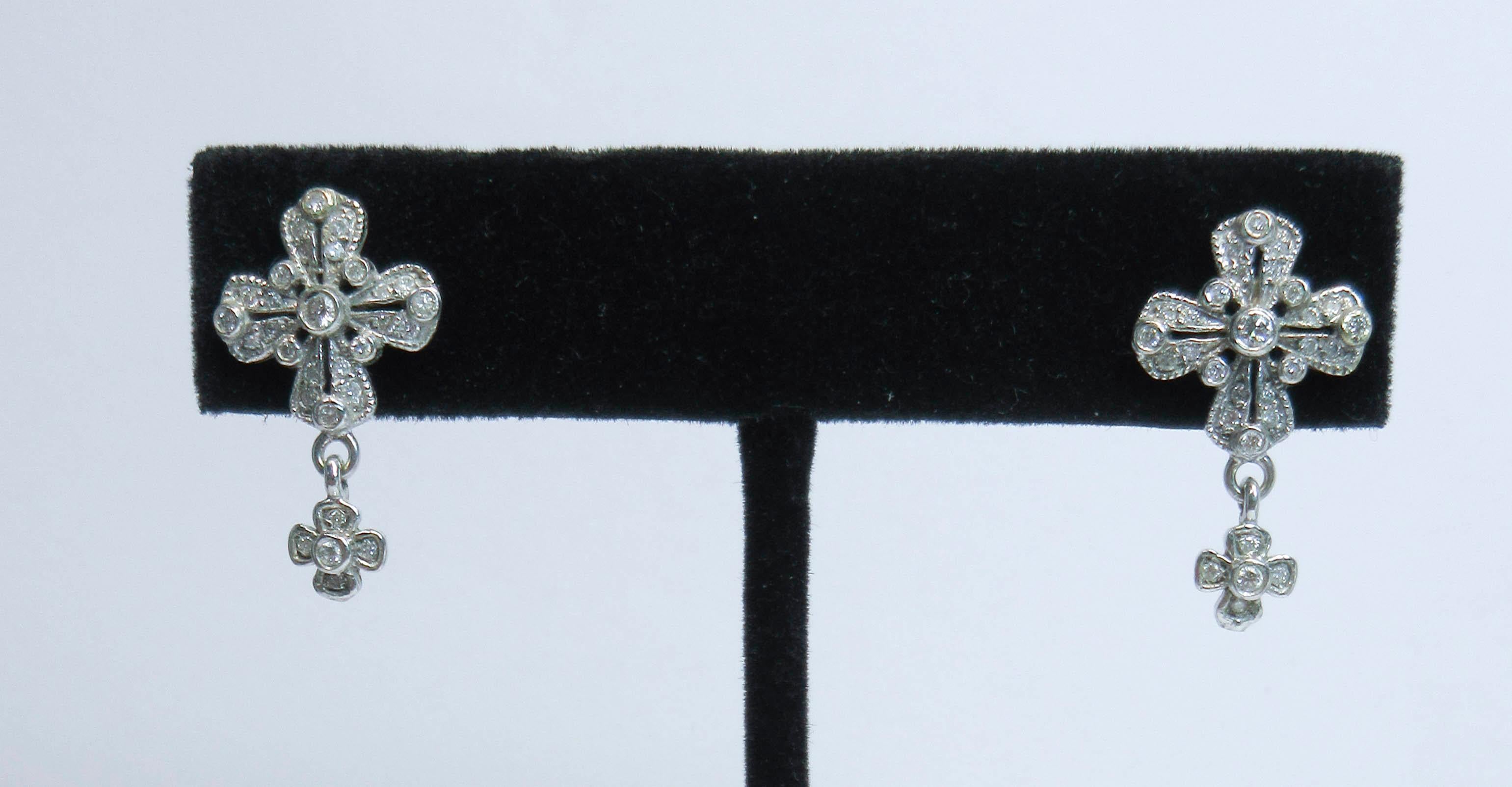 Dieses schöne Paar feiner Ohrringe aus Platin und Diamanten besteht aus Platin und verfügt über gepflasterte Diamantakzente mit einem hübschen Tropfen-Design. Maße: 0,82