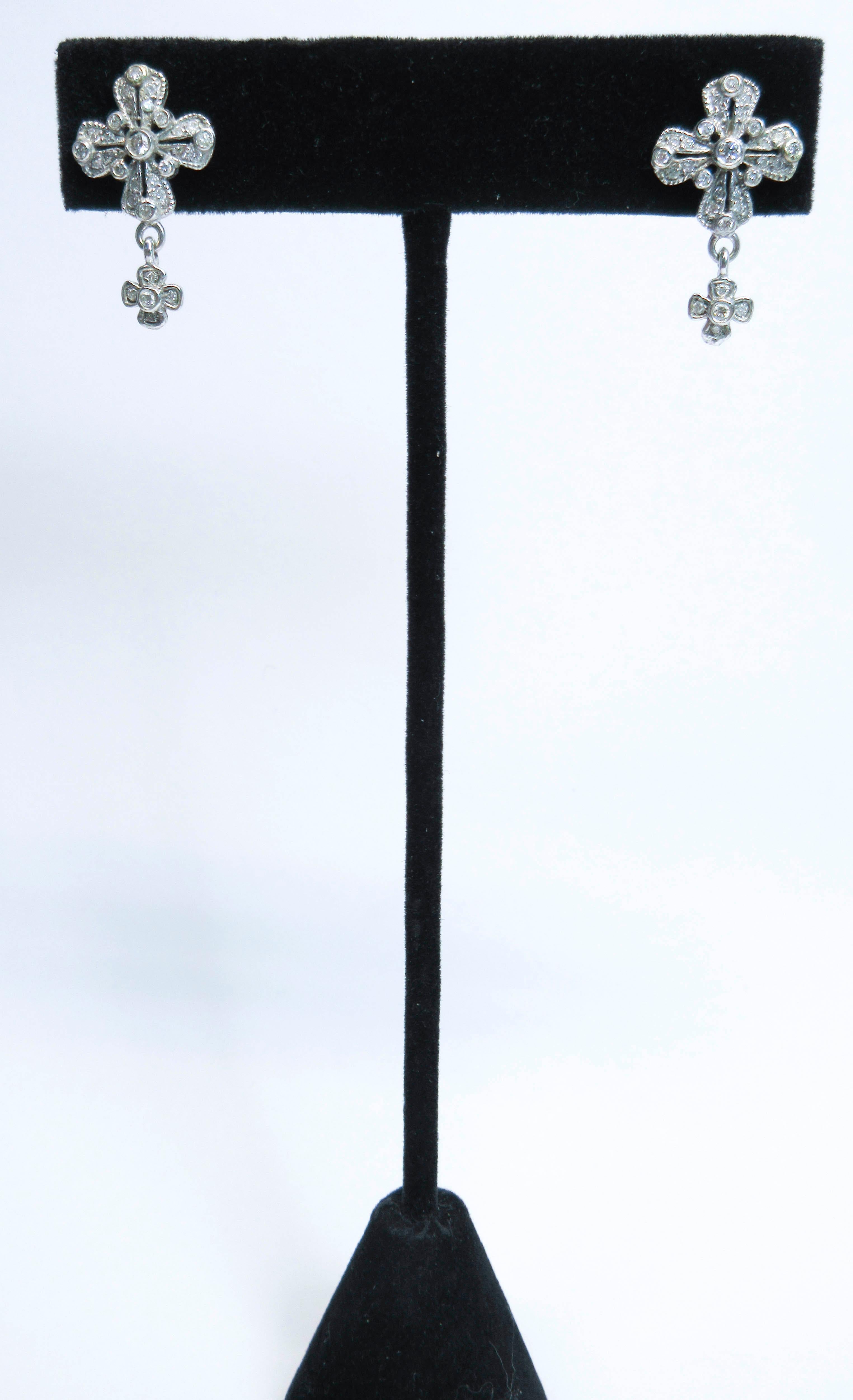 Platinum and Diamond Dangle Earrings In Excellent Condition For Sale In Los Angeles, CA