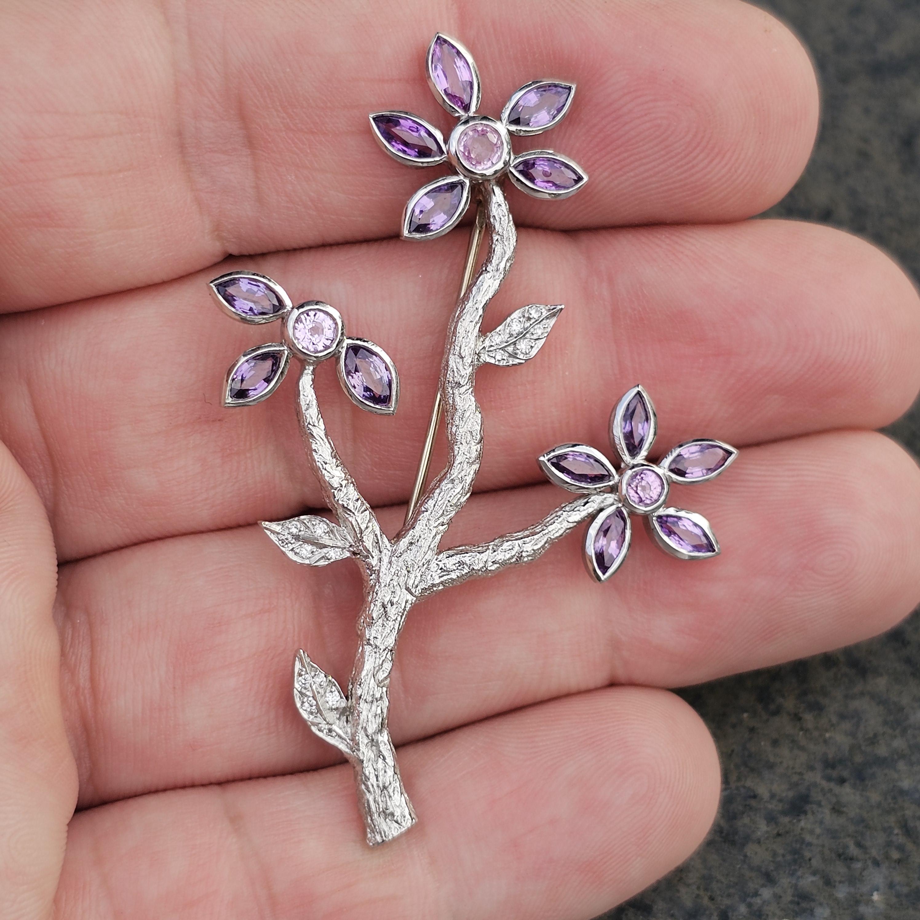 Taglio rotondo Cathy Waterman Spilla floreale in platino con diamante e zaffiro viola in vendita