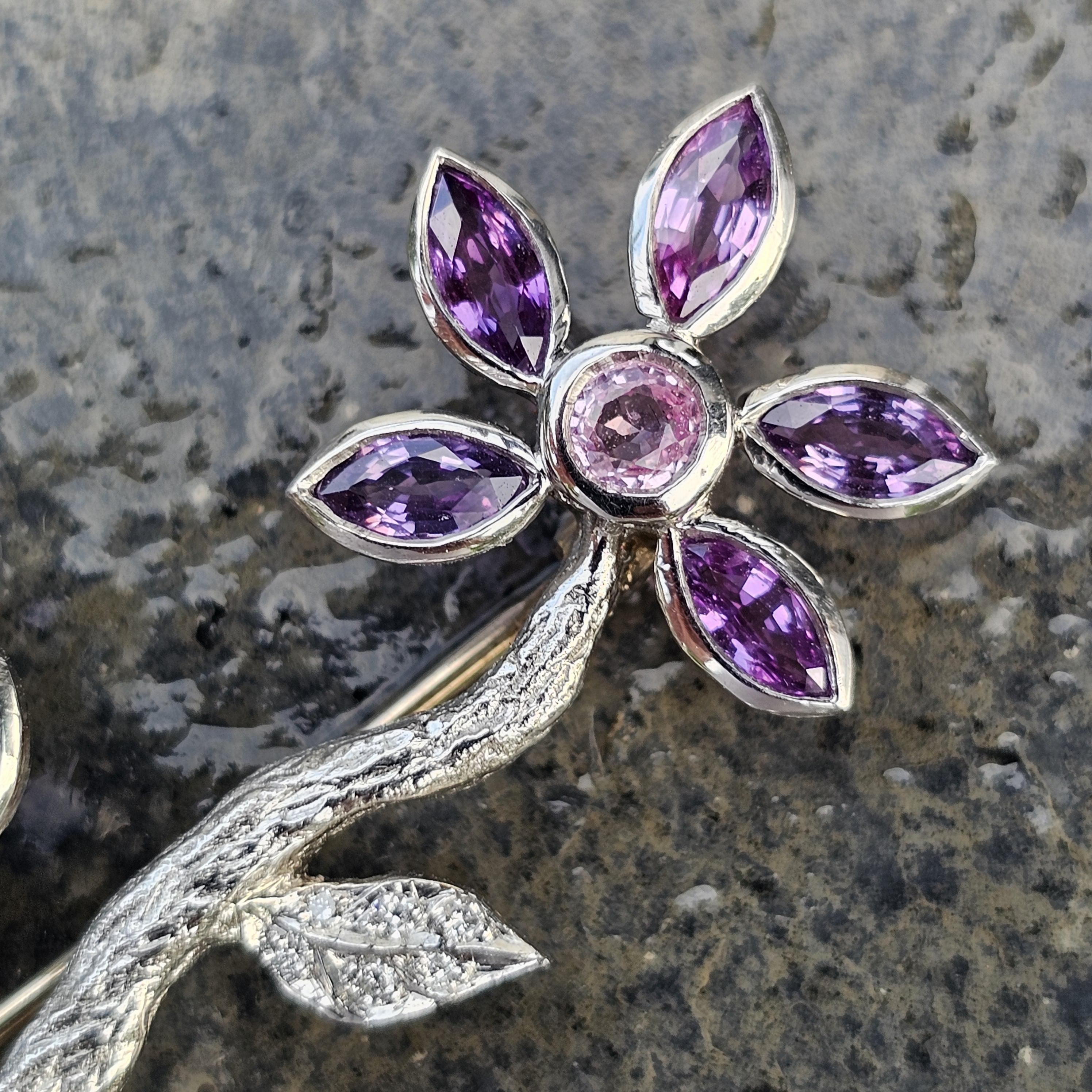 Donna Cathy Waterman Spilla floreale in platino con diamante e zaffiro viola in vendita