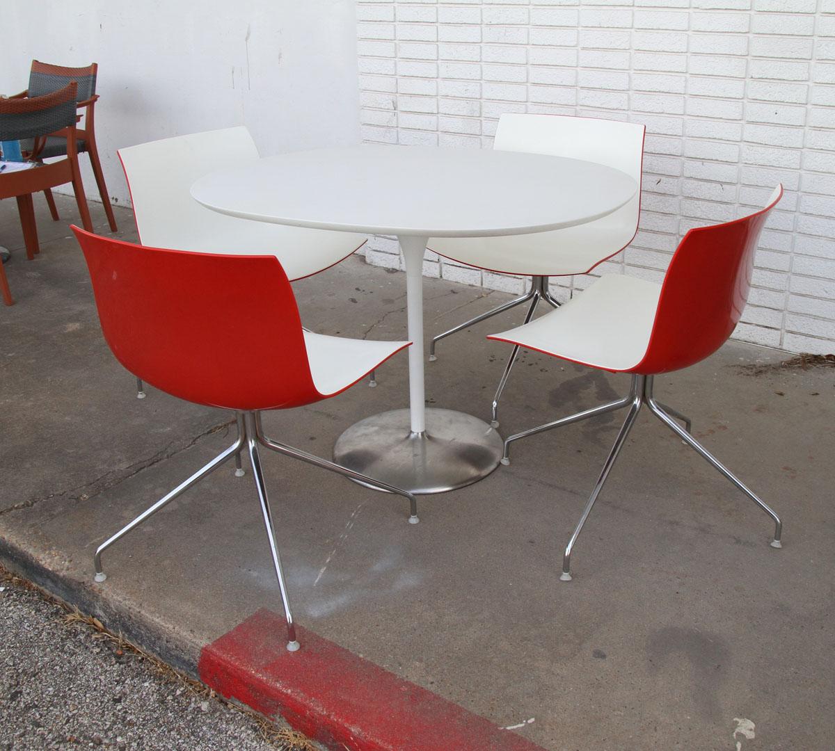 Catifa 46 dining chairs and dizzie dining table by Archer
 2004

Swivel trestle-based chairs and table with oval base in chrome coated steel and round top in white by Designer Lievore Altherr Molina.
 
Dimensions:
Table: 35