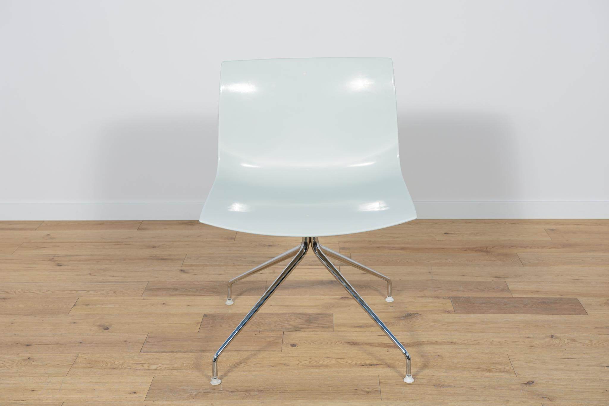 Chair were designed by Lievore Altherr Molina, produced by Arper at the beginning of the 21st century in Italy. The chair have chrome swivel legs. Chrome elements have been polished. Ergonomic seats made of strong plastic. The chairs have undergone