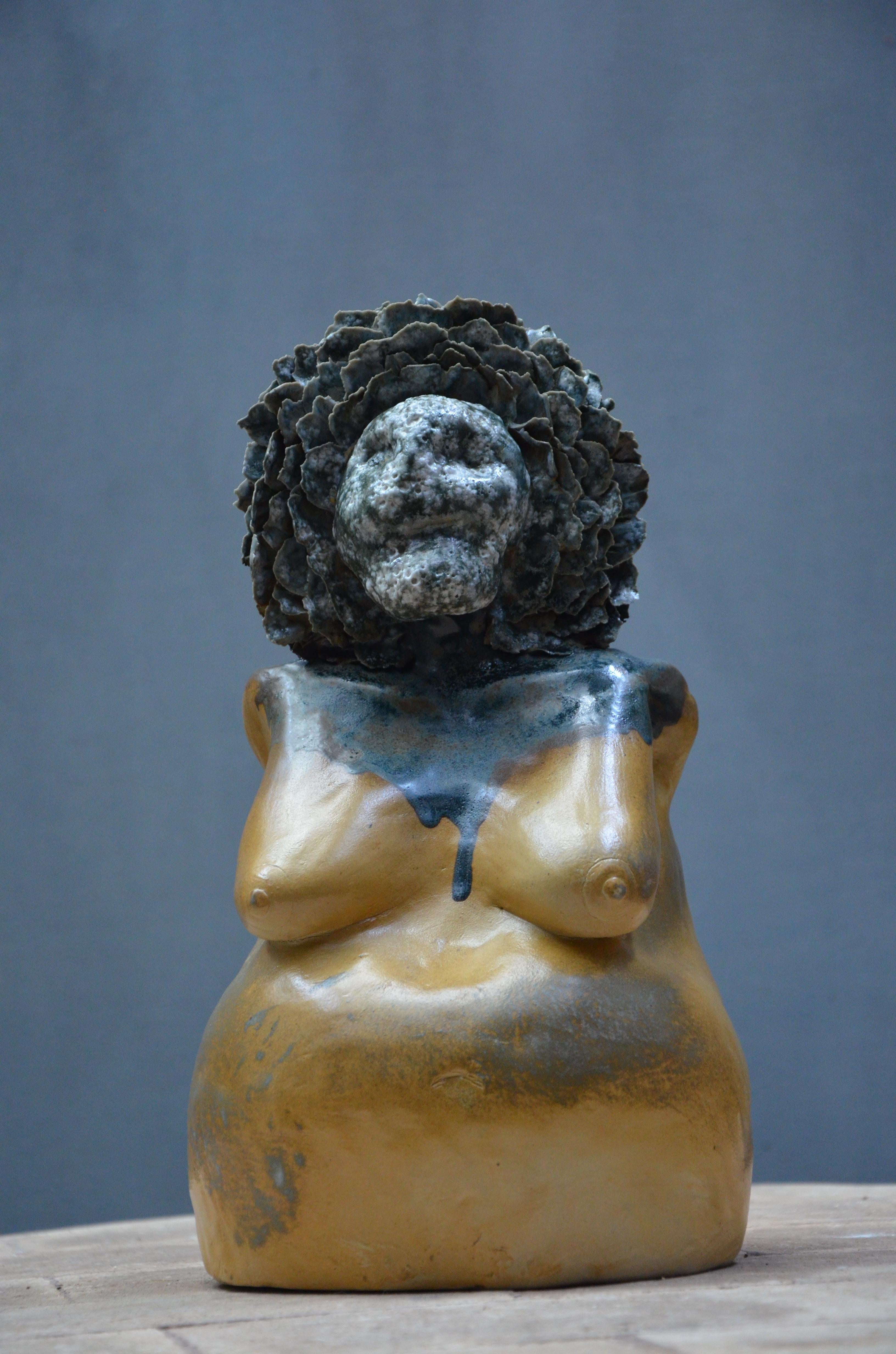Escultura Catrina de Vica Ceramica
Dimensiones: P 18 x An 19 x Al 34 cm 
Materiales: cerámica de alta temperatura.


VICA CERÁMICA-STUDIO es un estudio de diseño y escultura establecido en Ciudad de México
La cerámica mexicana de Vica se