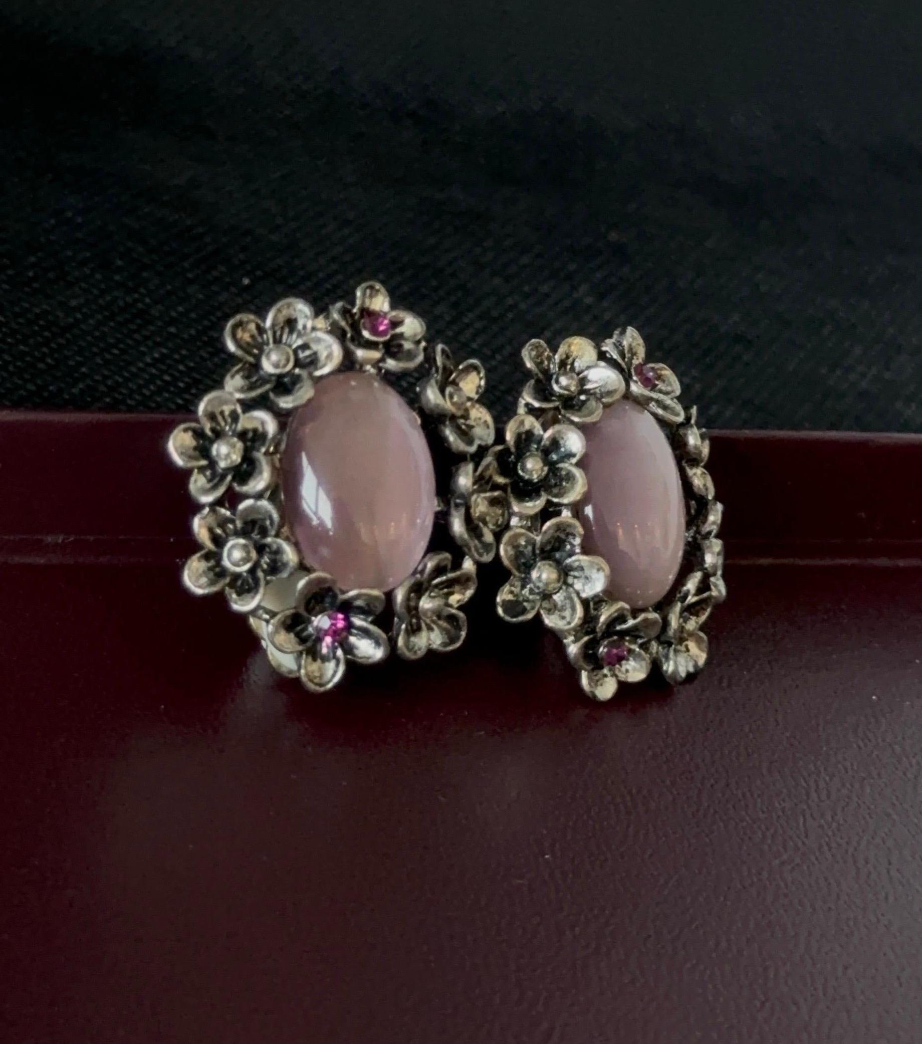 19th Century Cat's Eye Amethyst Earrings in 925 Sterling Silver

One of Kind Earrings 
Silver Purity: 925
Total Weight: 4.79
Stone Measurements: 17 mm x 11.5 mm (x 2)
