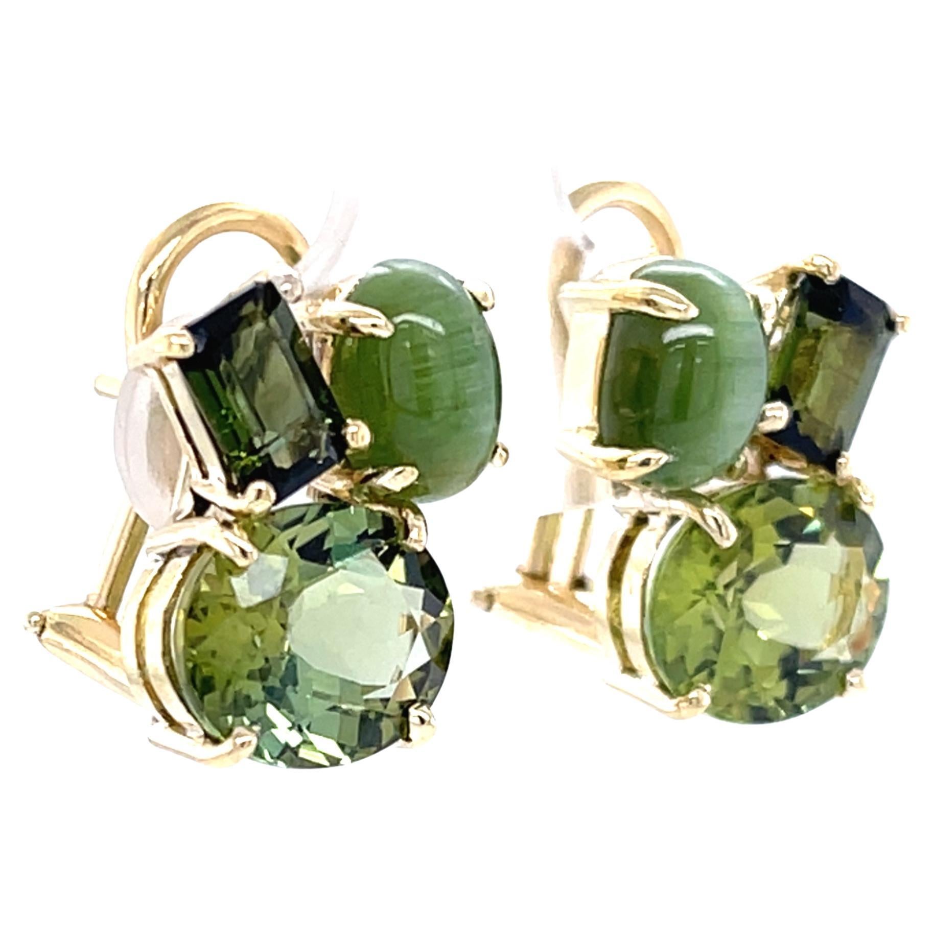 Ces boucles d'oreilles à clip en or jaune 18 carats, uniques en leur genre, présentent des tourmalines vertes œil de chat combinées à des tourmalines vertes facettées dans un design original, réalisé sur mesure. Les tourmalines œil de chat sont de