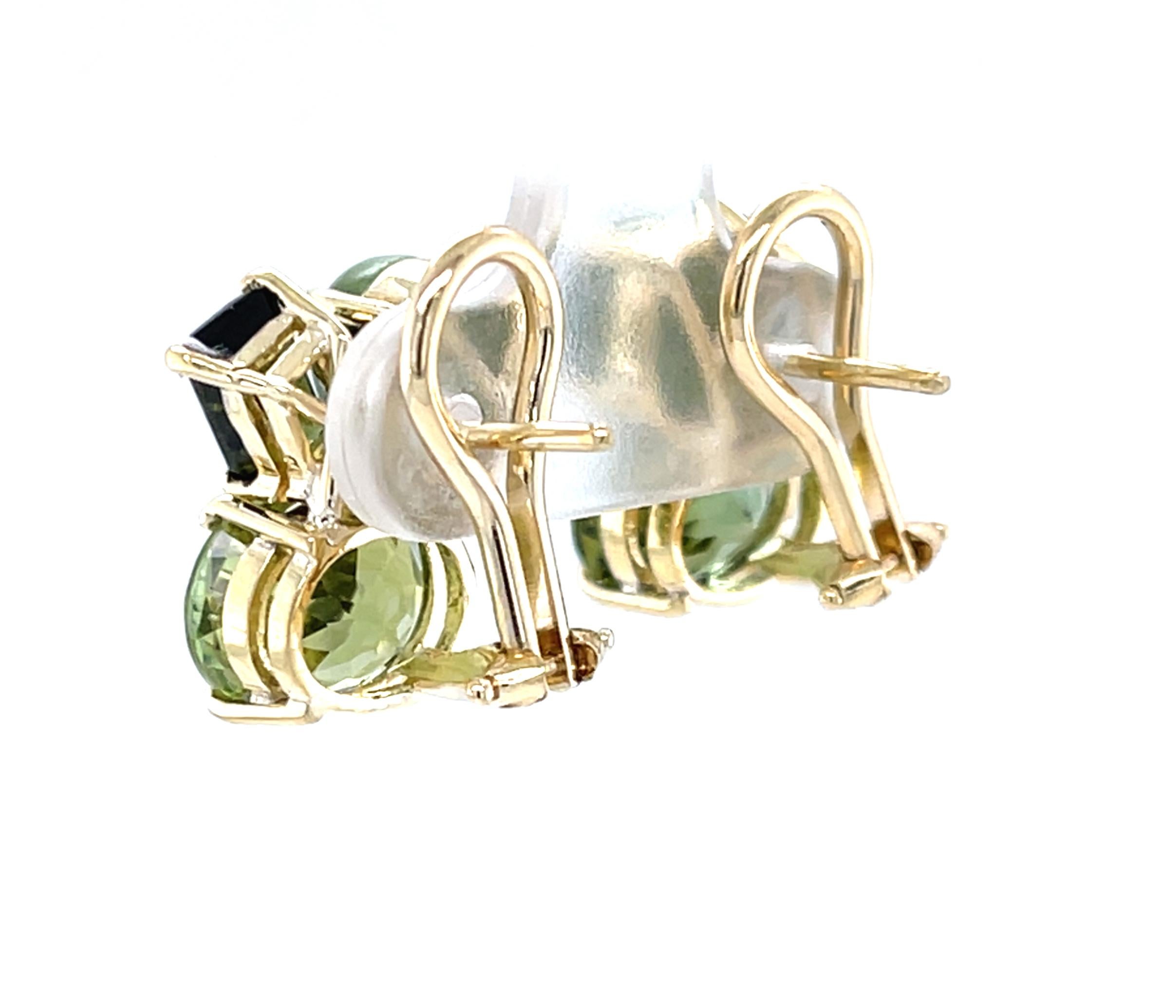 Taille ovale Boucles d'oreilles à pince en or jaune 18 carats, œil de chat et tourmaline verte facettée en vente